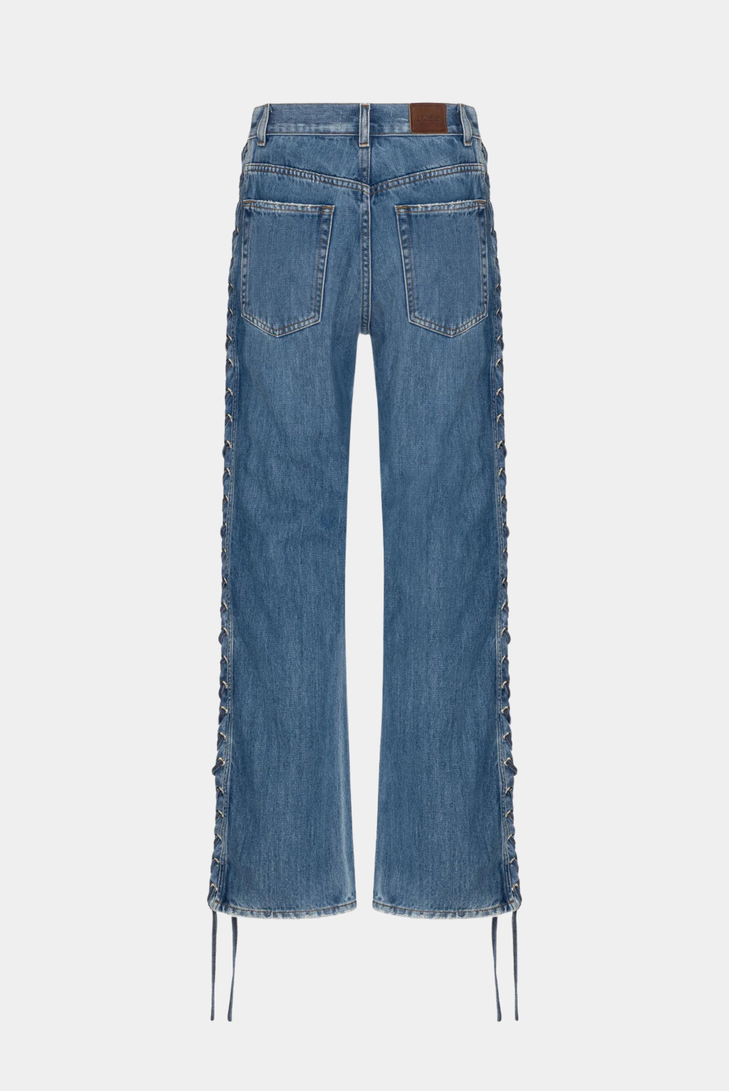 Costas da calça jeans azul 90s com bolsos traseiros e detalhe lateral em amarração