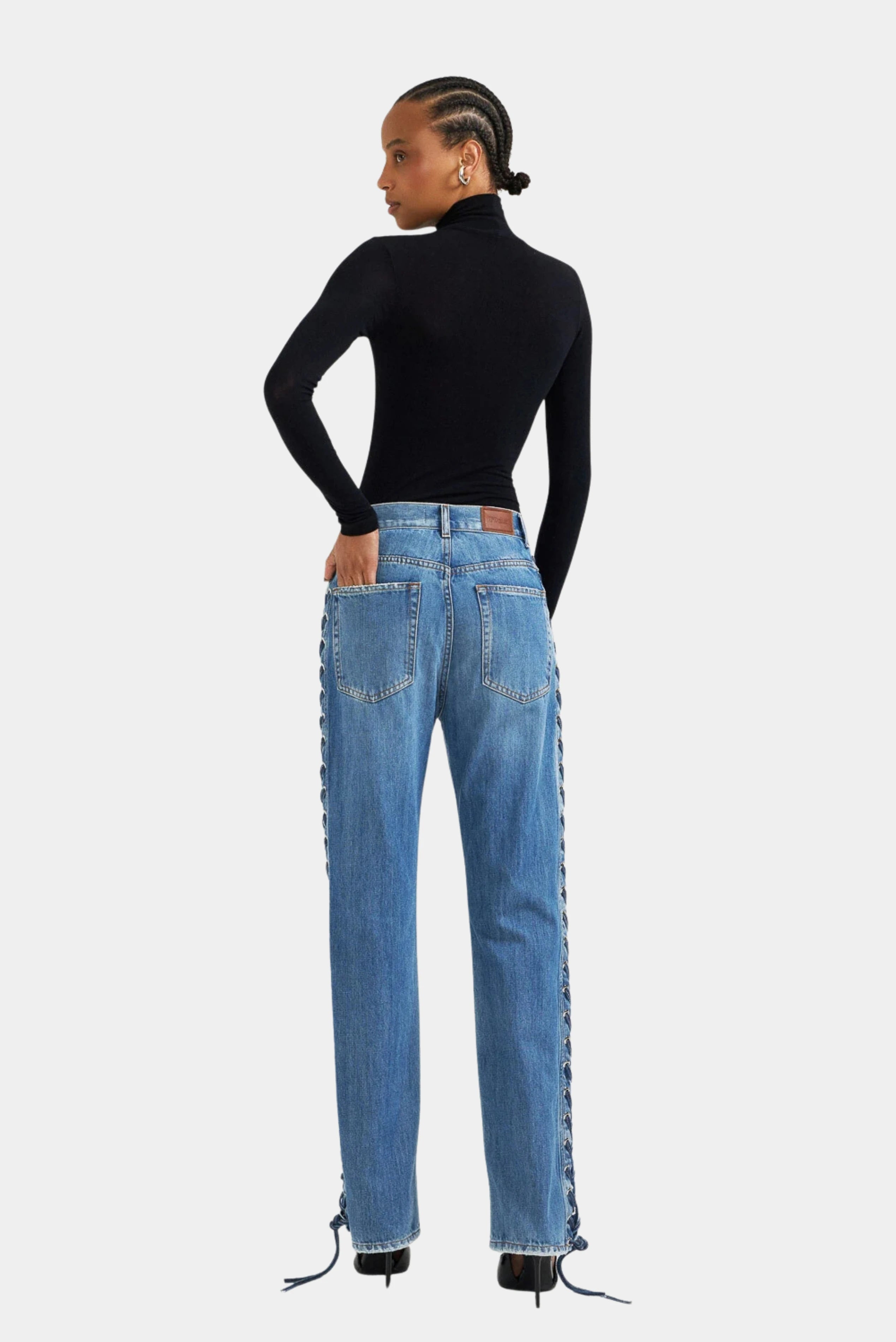 Calça jeans azul 90s com detalhe lateral em amarração, vista traseira na modelo LDnim