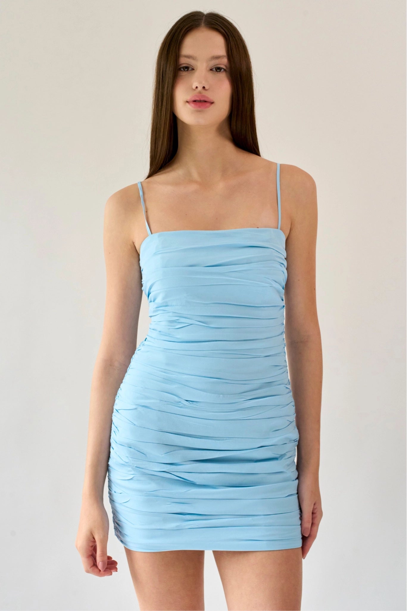 Vestido curto azul claro Hailey MR com efeito drapeado e modelagem ajustada