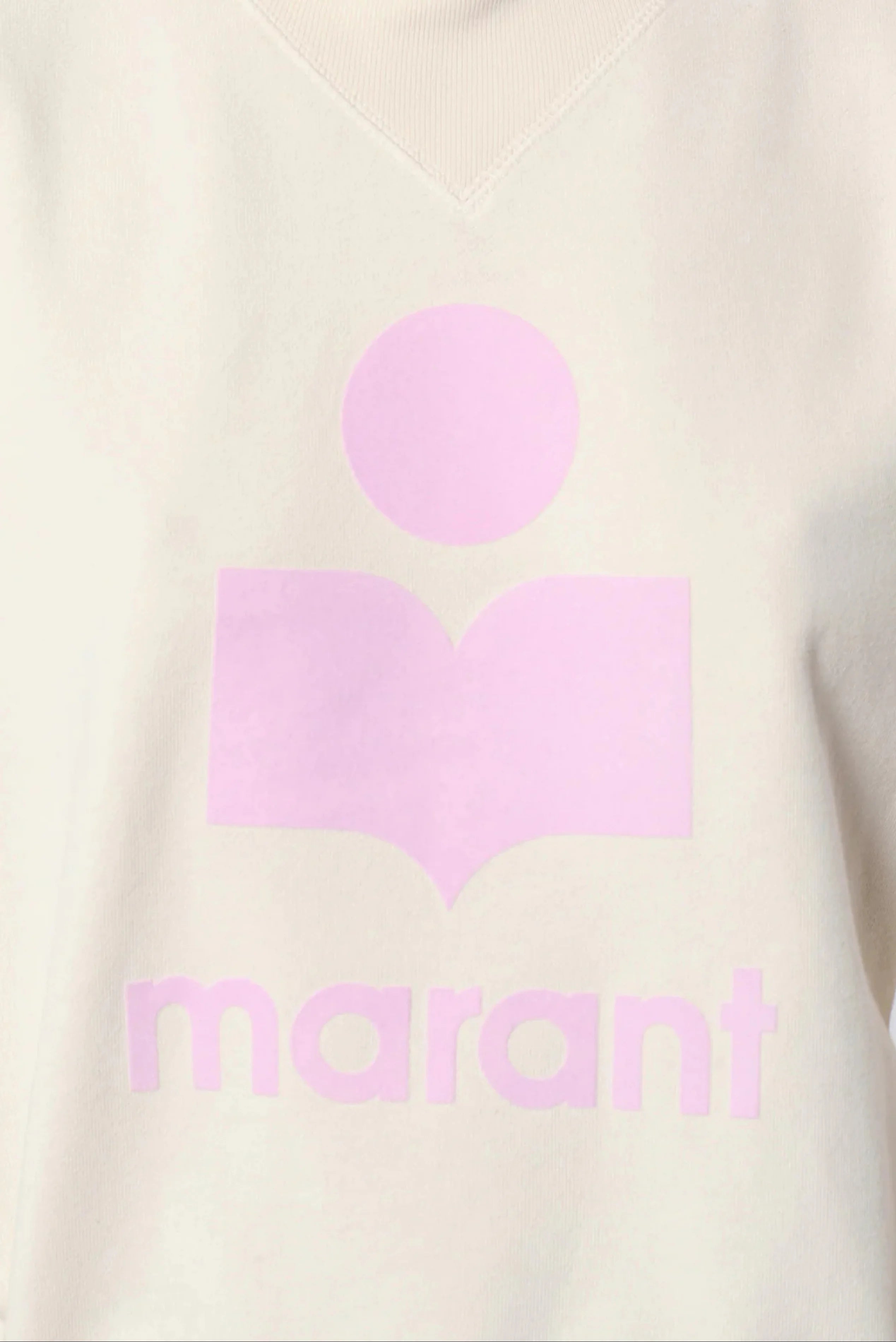 Detalhe do logo rosa Marant aplicado no moletom off-white Isabel Marant