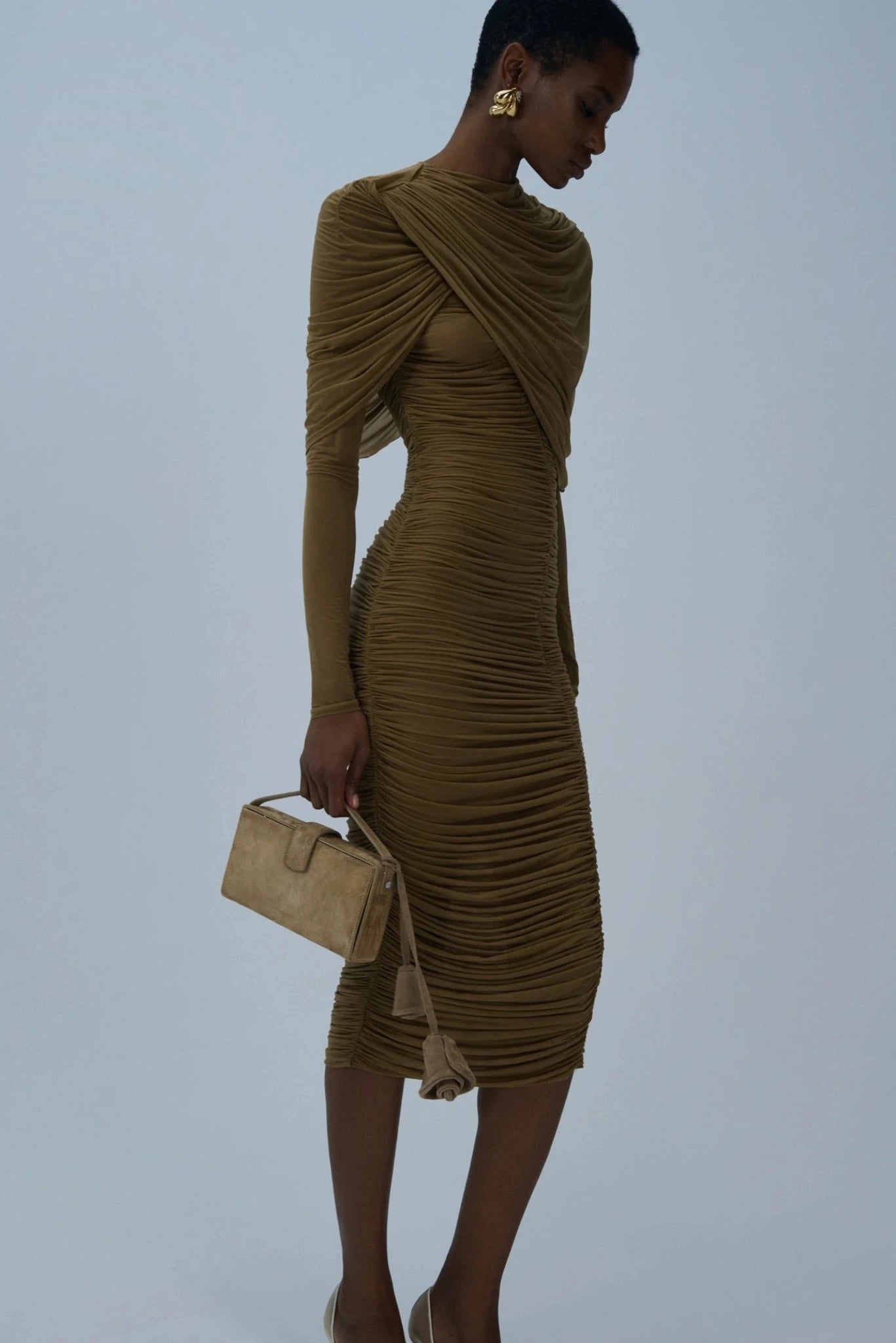 Modelo usando vestido midi drapeado marrom Magda Butrym com caimento ajustado
