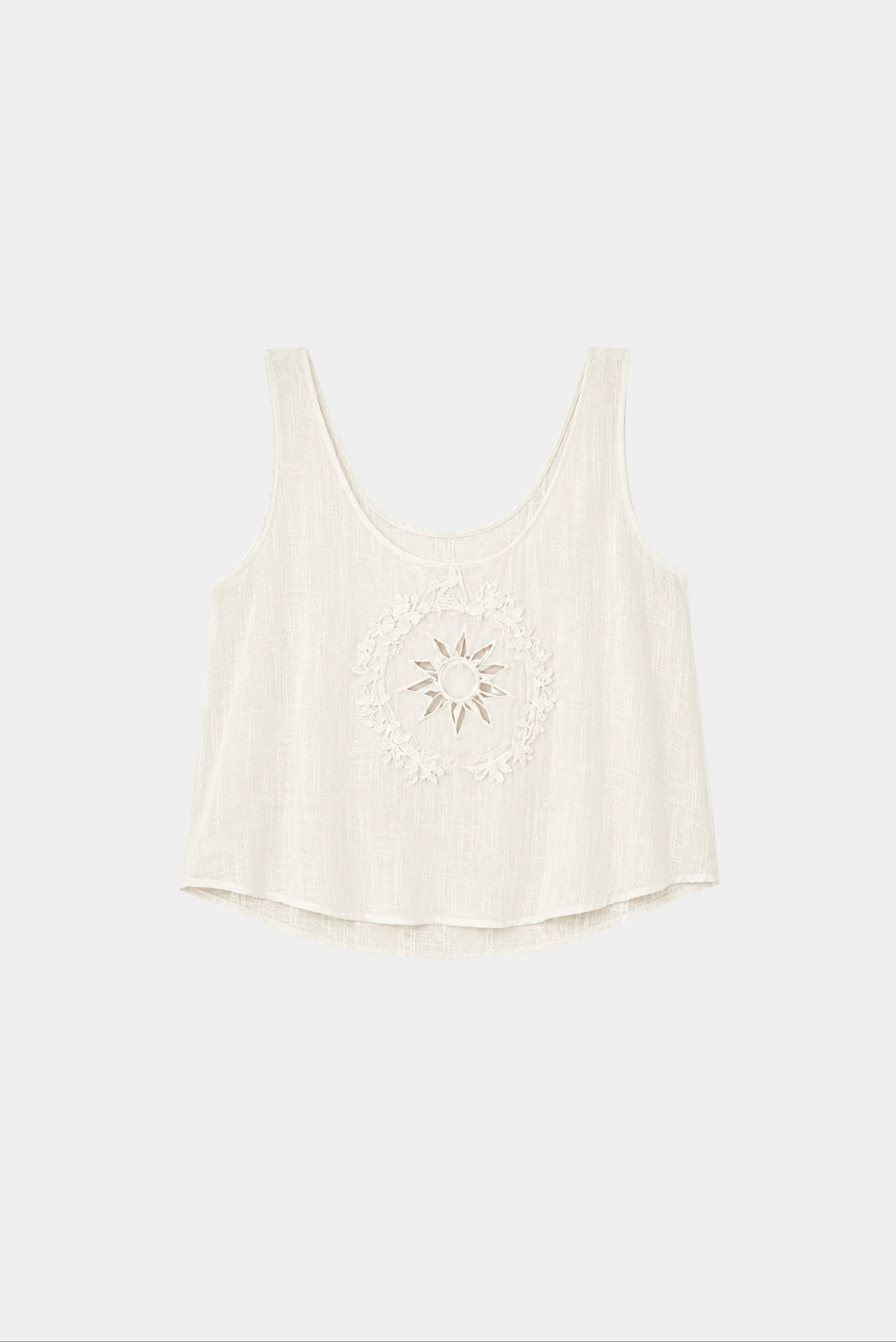 Regata em voil off-white com bordado em pedras e recorte vazado frontal Tacima Batiche