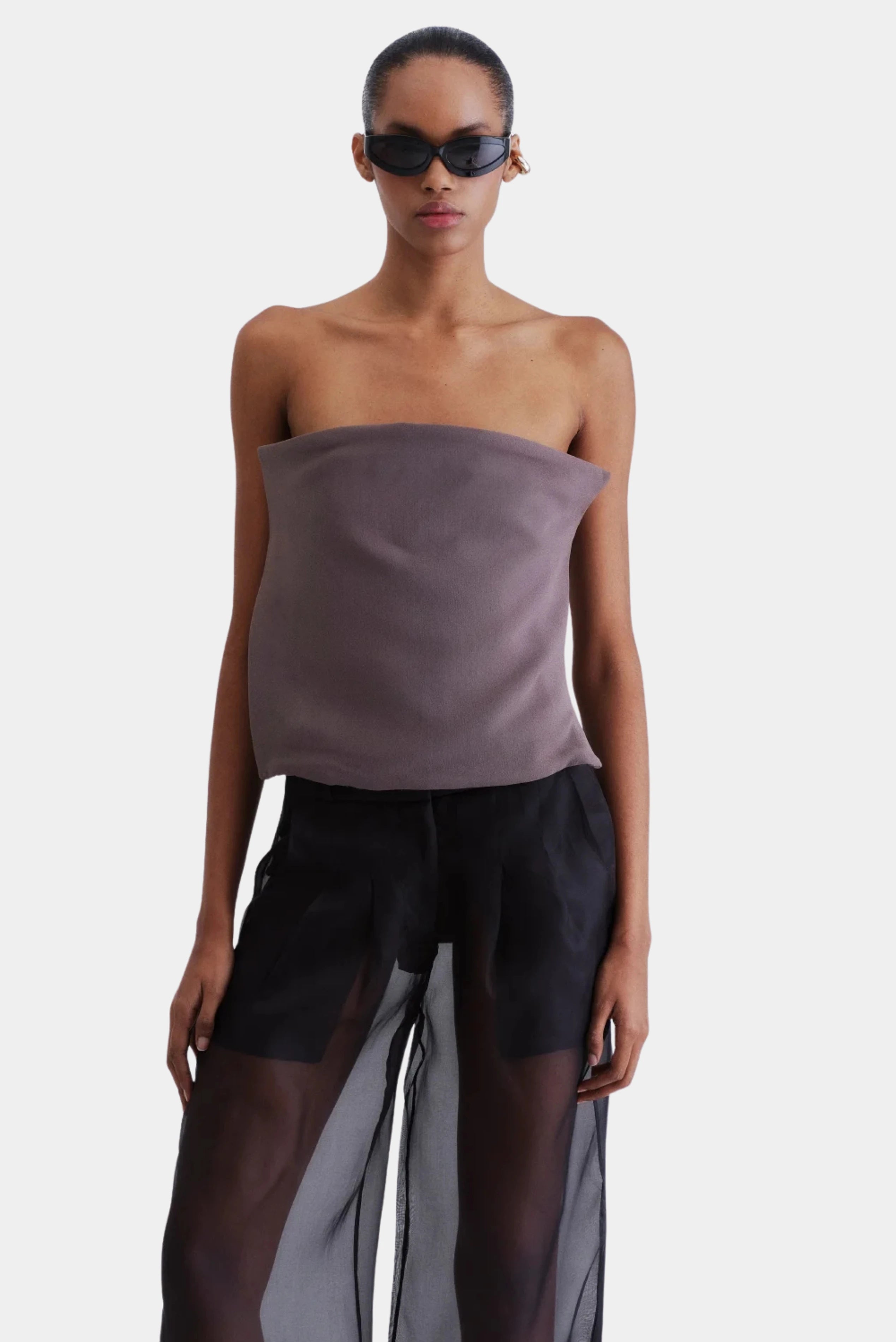 Blusa tomara que caia cinza arroxeada com estrutura reta e caimento elegante