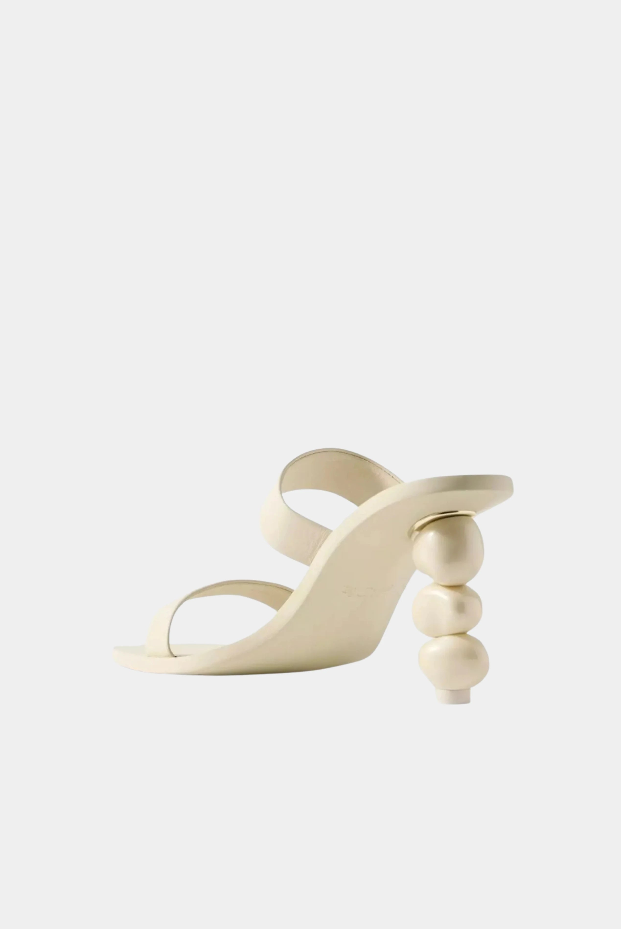 Sandália off-white Cult Gaia com salto arredondado em camadas