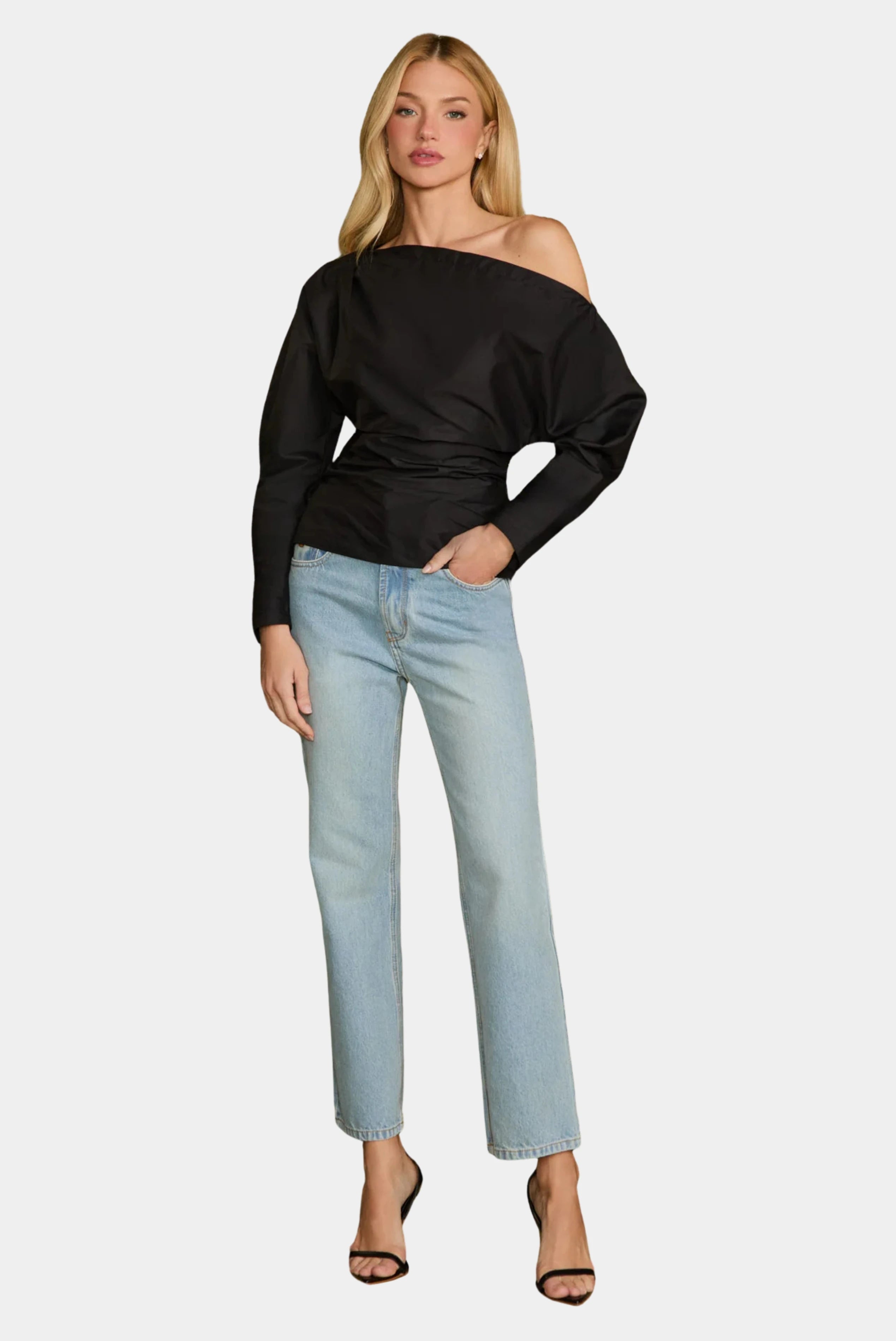 Blusa Sara em tricoline preta com decote ombro a ombro e mangas longas, vista frontal