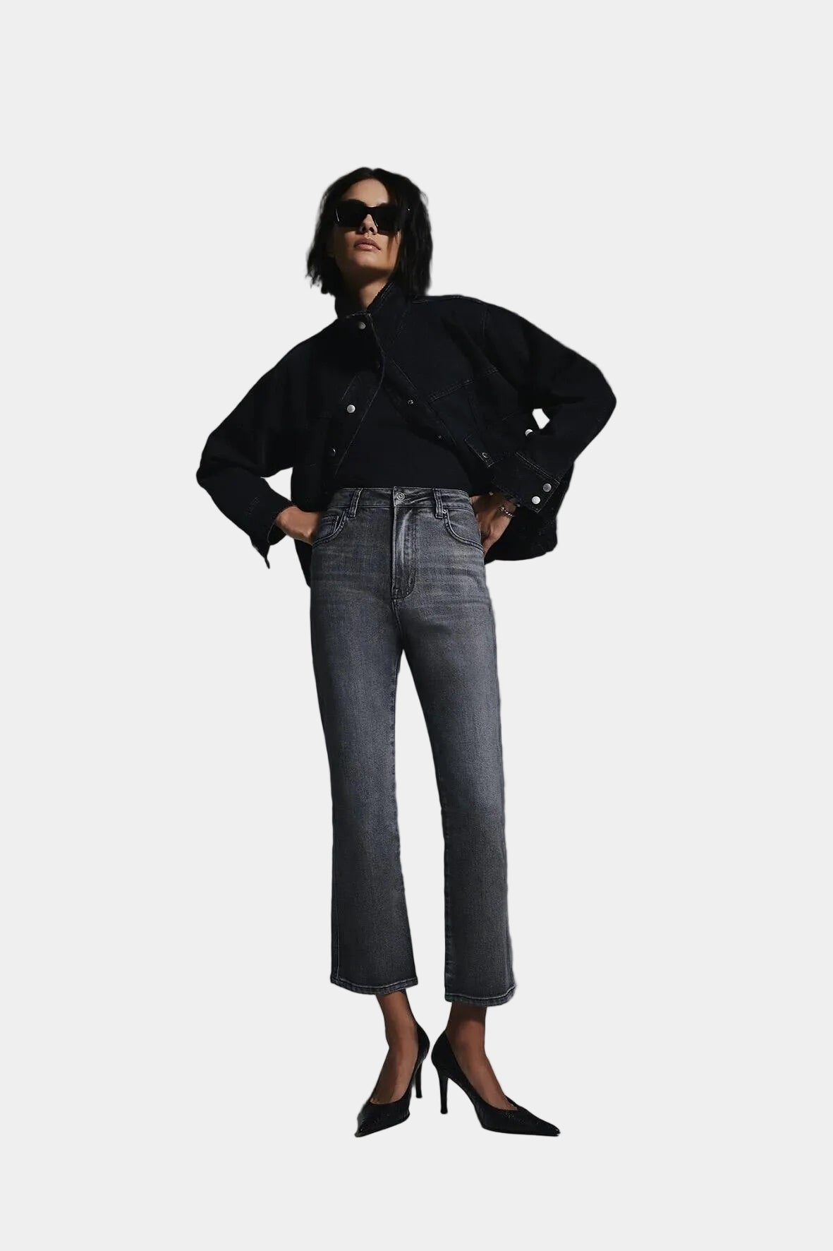 Calça Hi-Rise Gray L•Dnim em denim cinza lavado com modelagem ajustada e barra levemente aberta