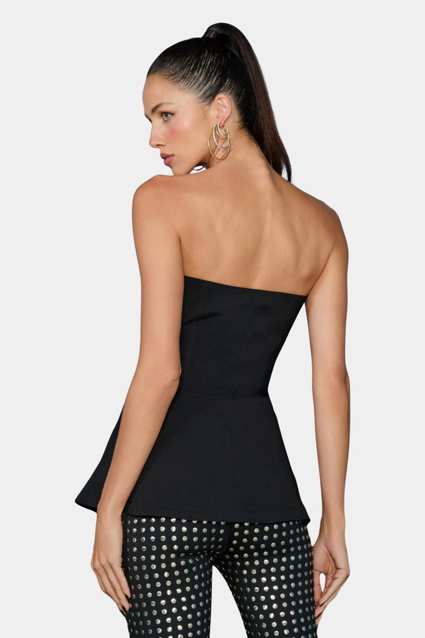 Vista traseira da Blusa Tyra Fabulous preta com modelagem estruturada e caimento sofisticado