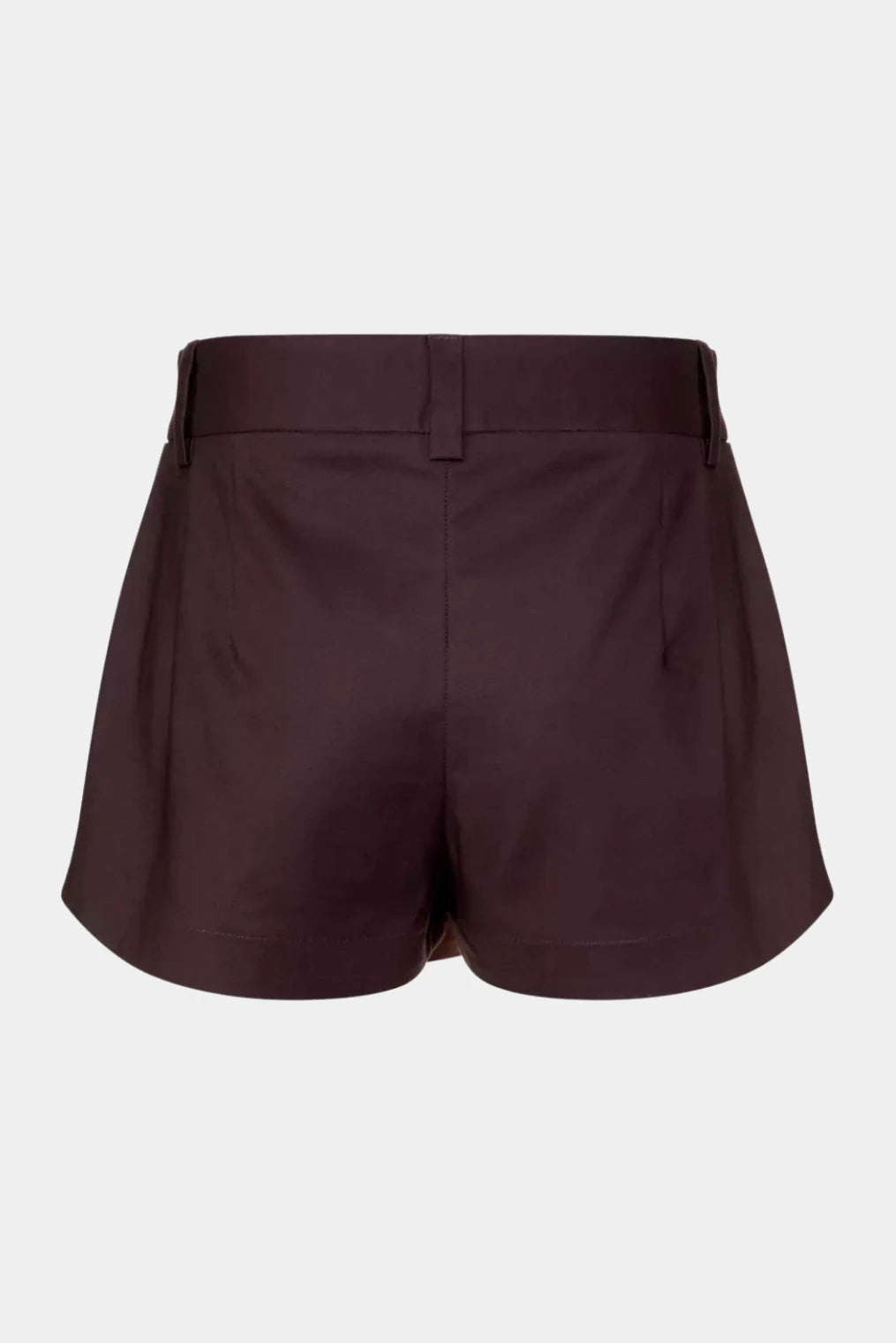 Vista posterior do Short Saia Gio MR vinho com modelagem ampla e acabamento elegante