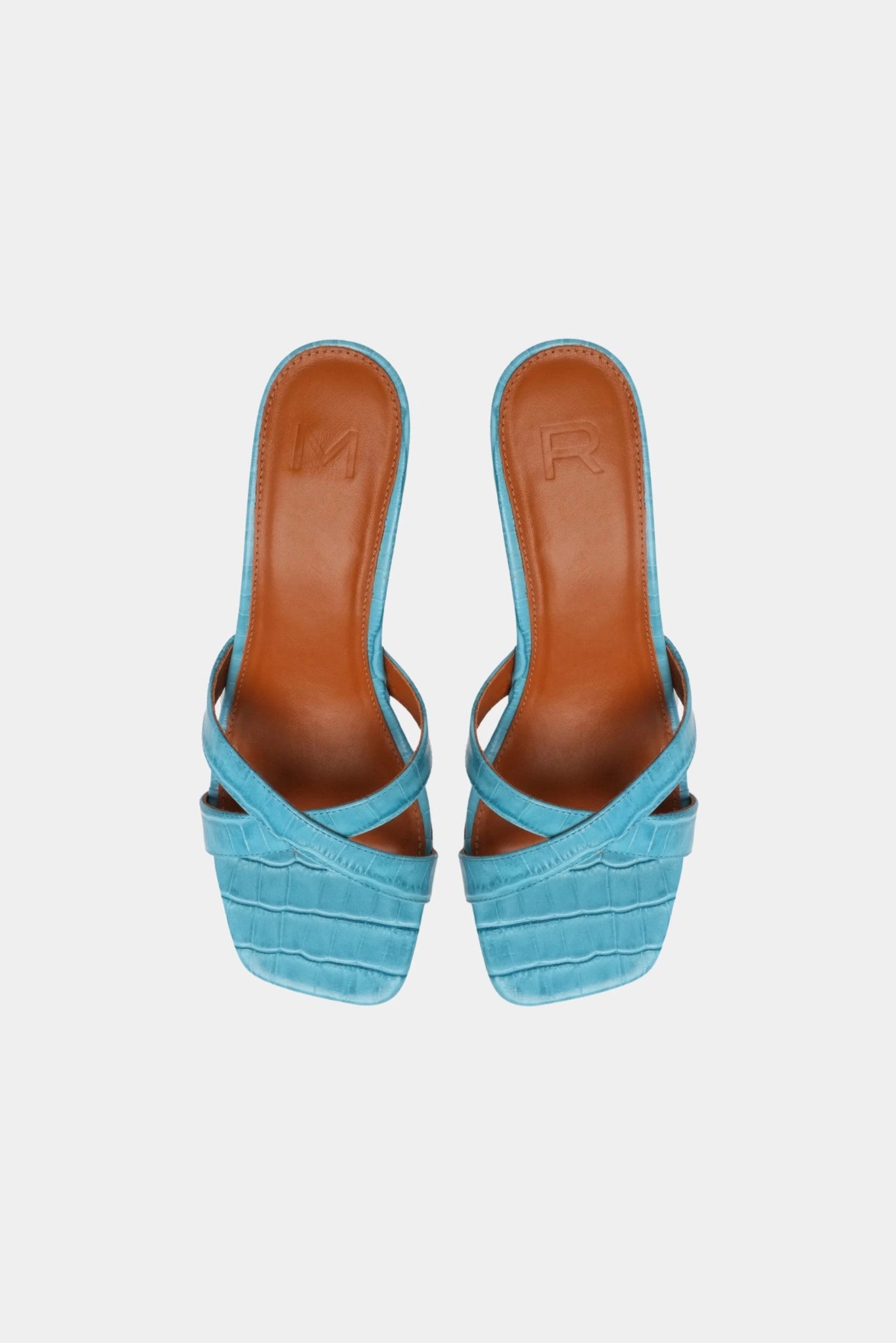 Sandália feminina azul com acabamento croco e cabedal de tiras cruzadas
