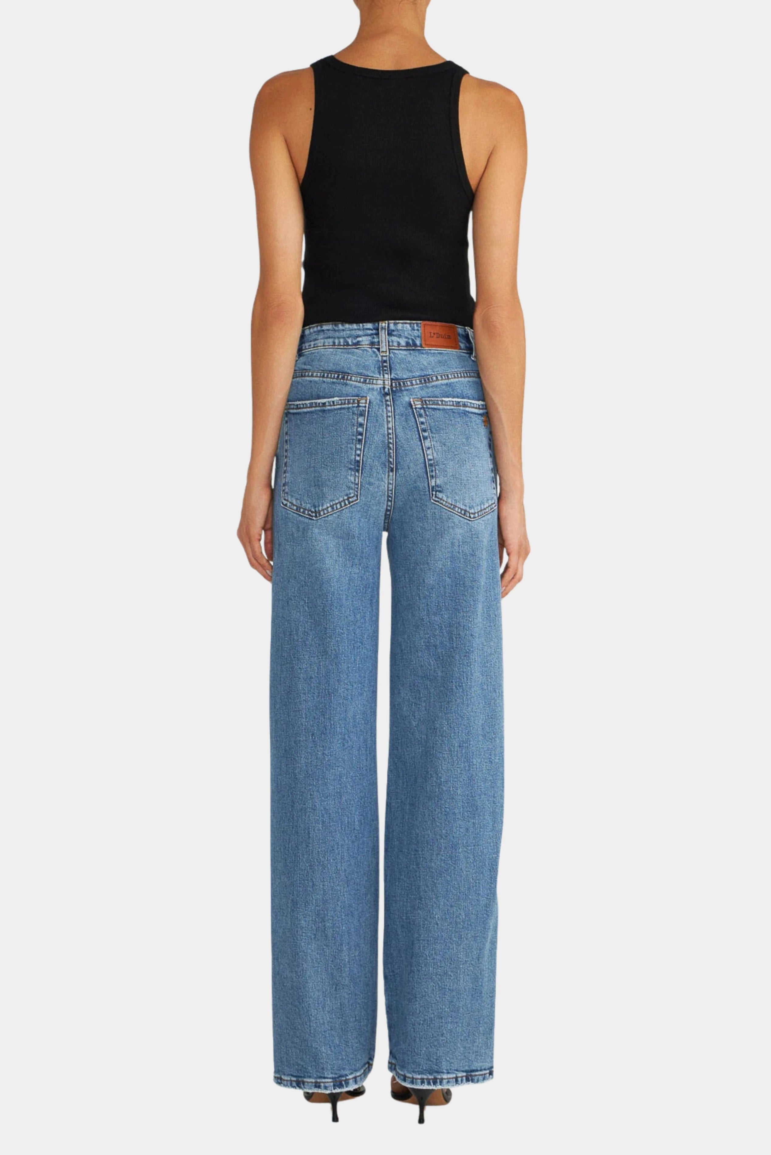 Vista traseira da calça jeans azul Long Marine com bolsos posteriores e modelagem ampla na modelo LDenim