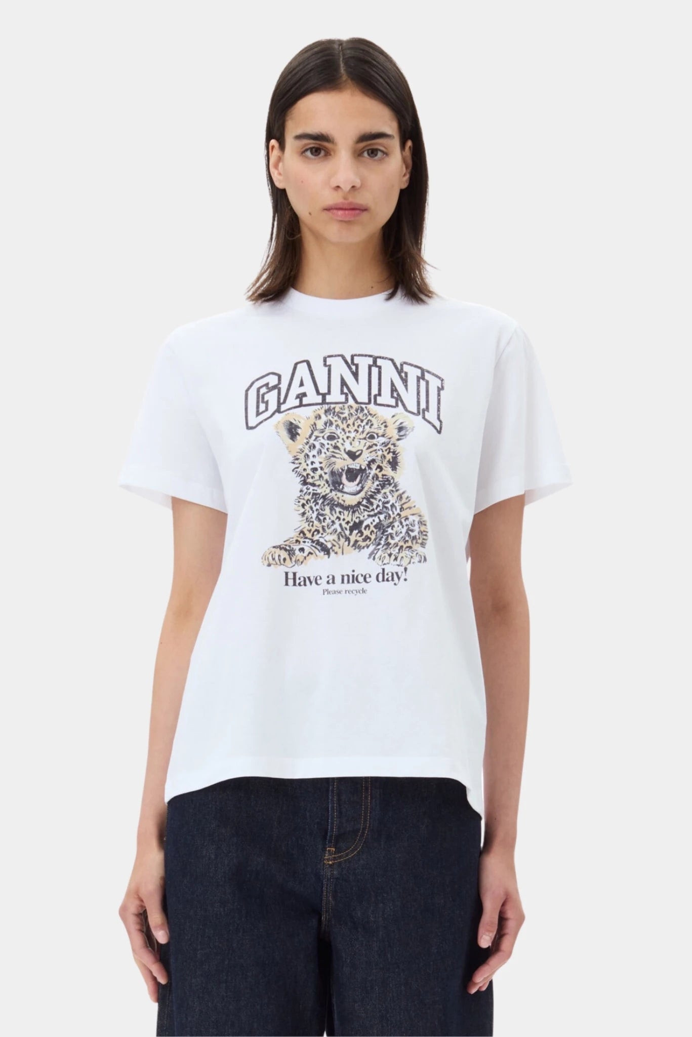 Modelo usando camiseta branca Ganni com estampa de leopardo e logo frontal