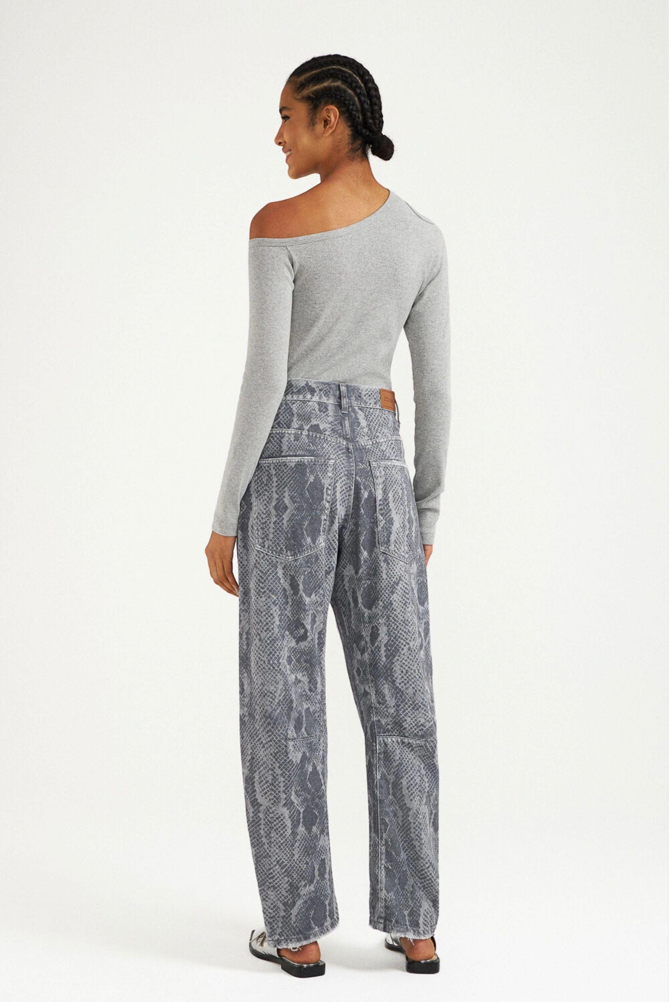 Calça Curve Snake L•Dnim vista posterior com estampa animal print em jeans cinza