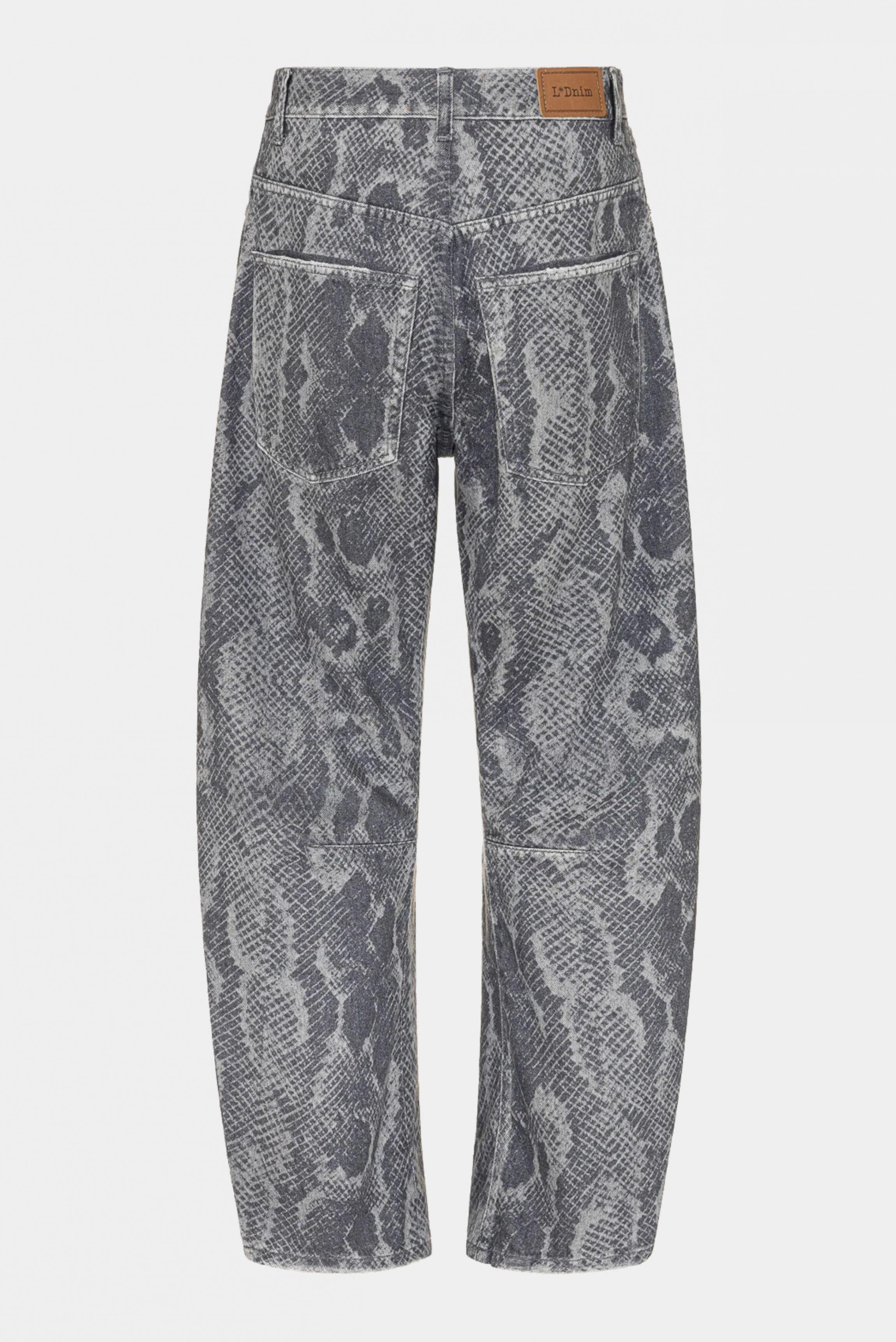 Vista traseira da Calça Curve Snake L•Dnim em jeans cinza com estampa de cobra