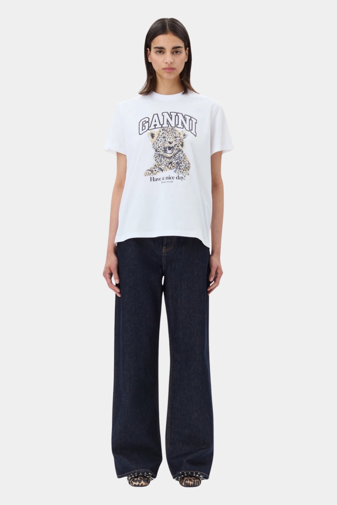 Camiseta branca Ganni com estampa de leopardo em look casual feminino