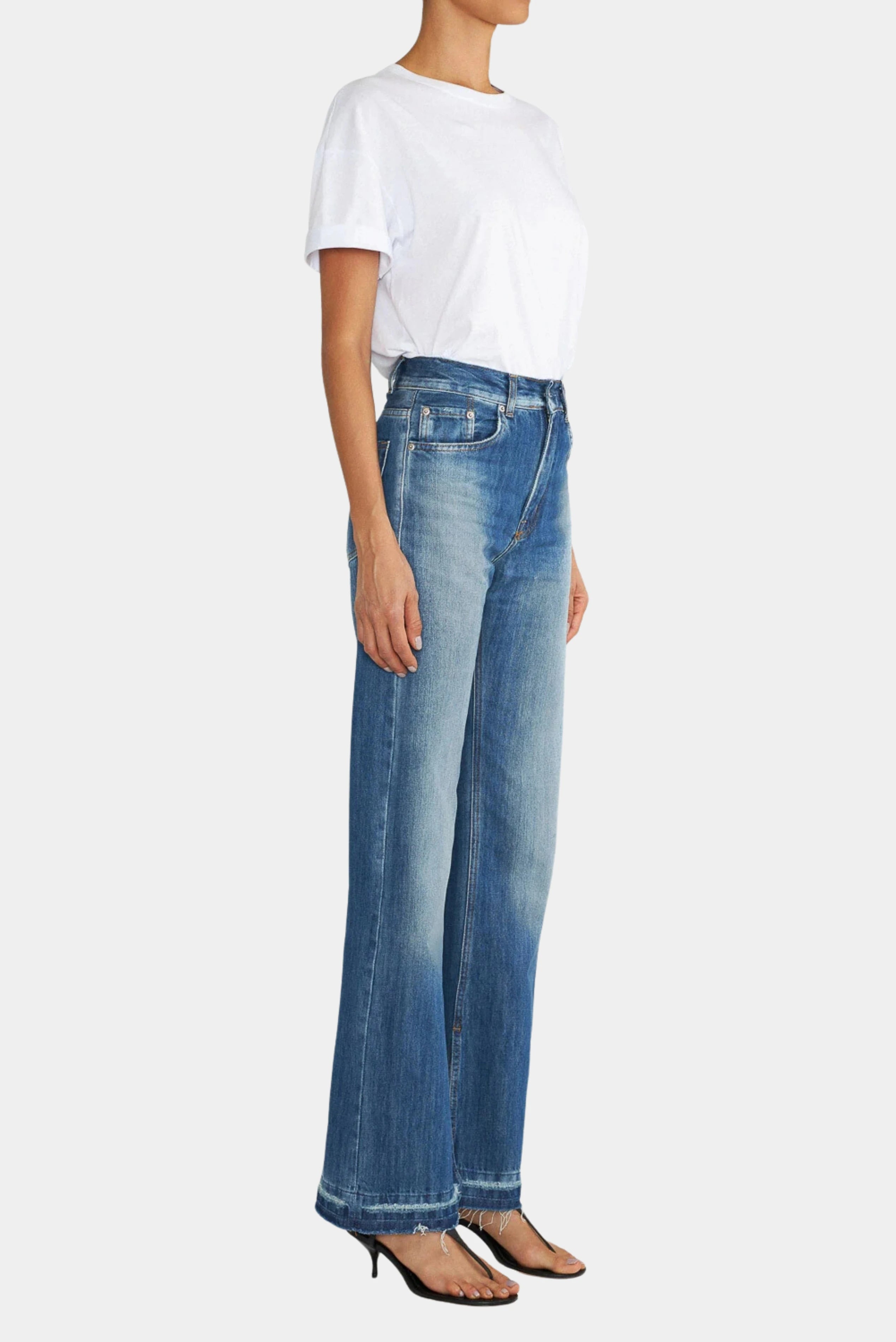 Vista lateral da calça jeans 90S azul com cintura alta e modelagem reta LDenim