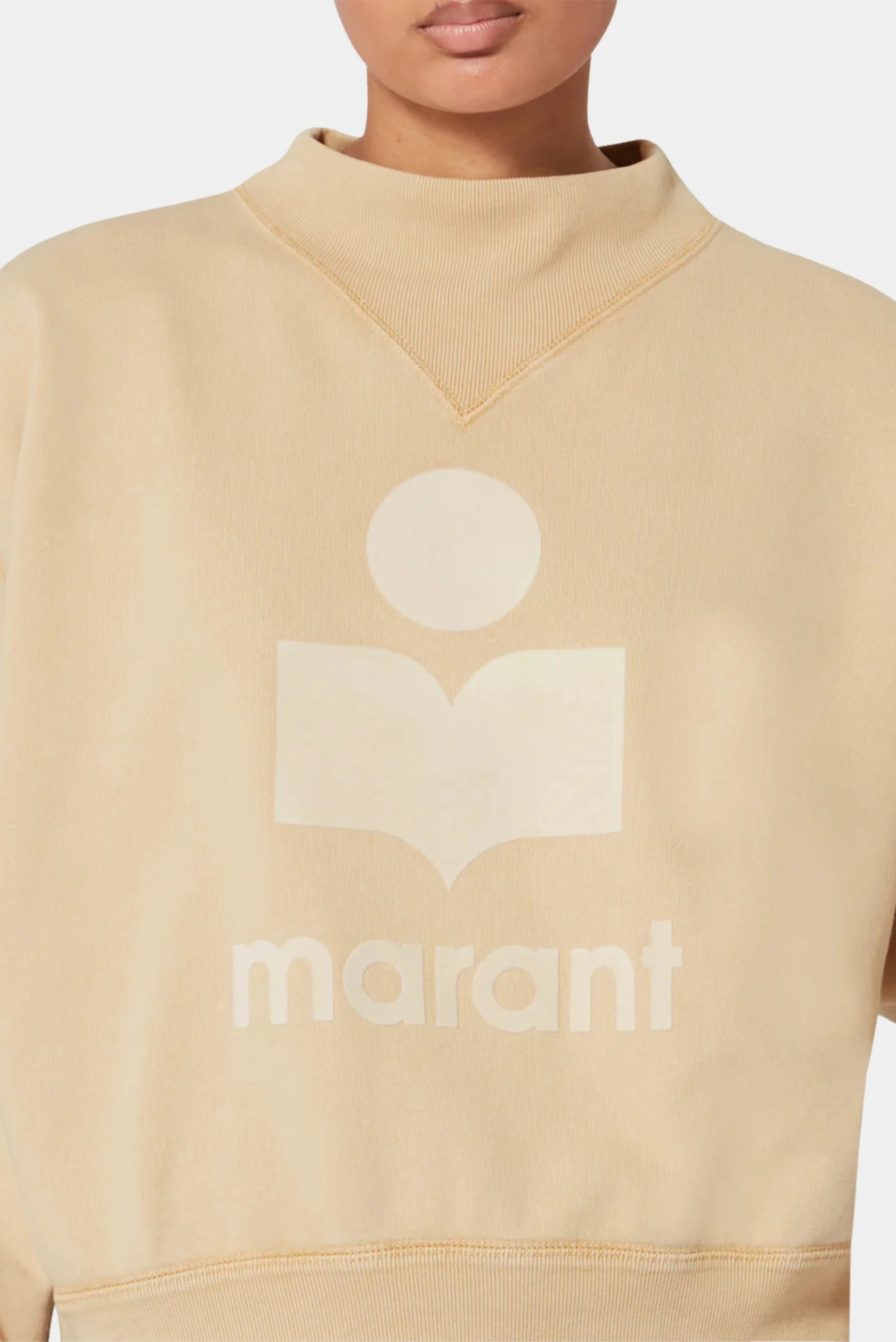 Detalhe do moletom Moby Isabel Marant bege com logo frontal tom sobre tom