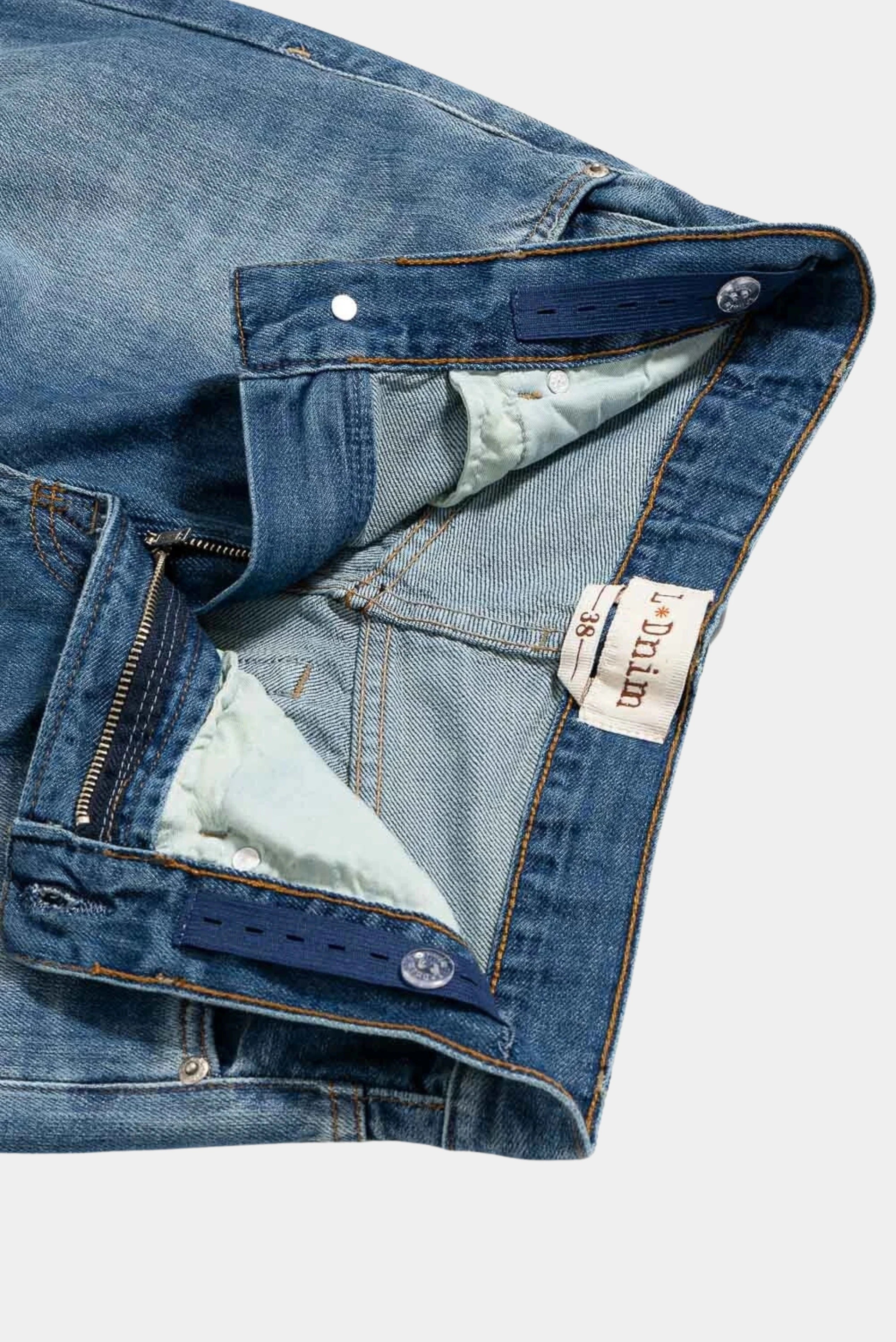 Detalhe interno do cós com acabamento e fechamento da calça jeans 90S LDenim