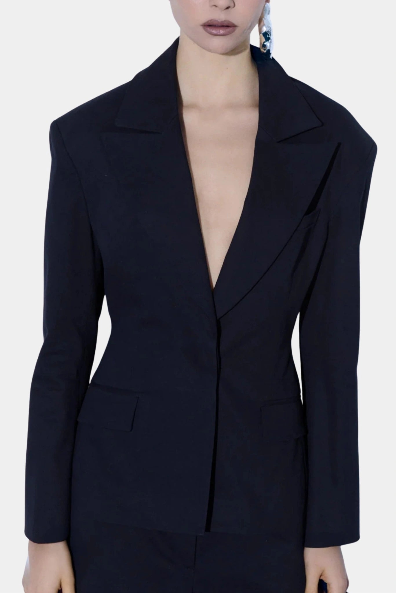 Blazer azul-marinho de alfaiataria com decote profundo e cintura marcada