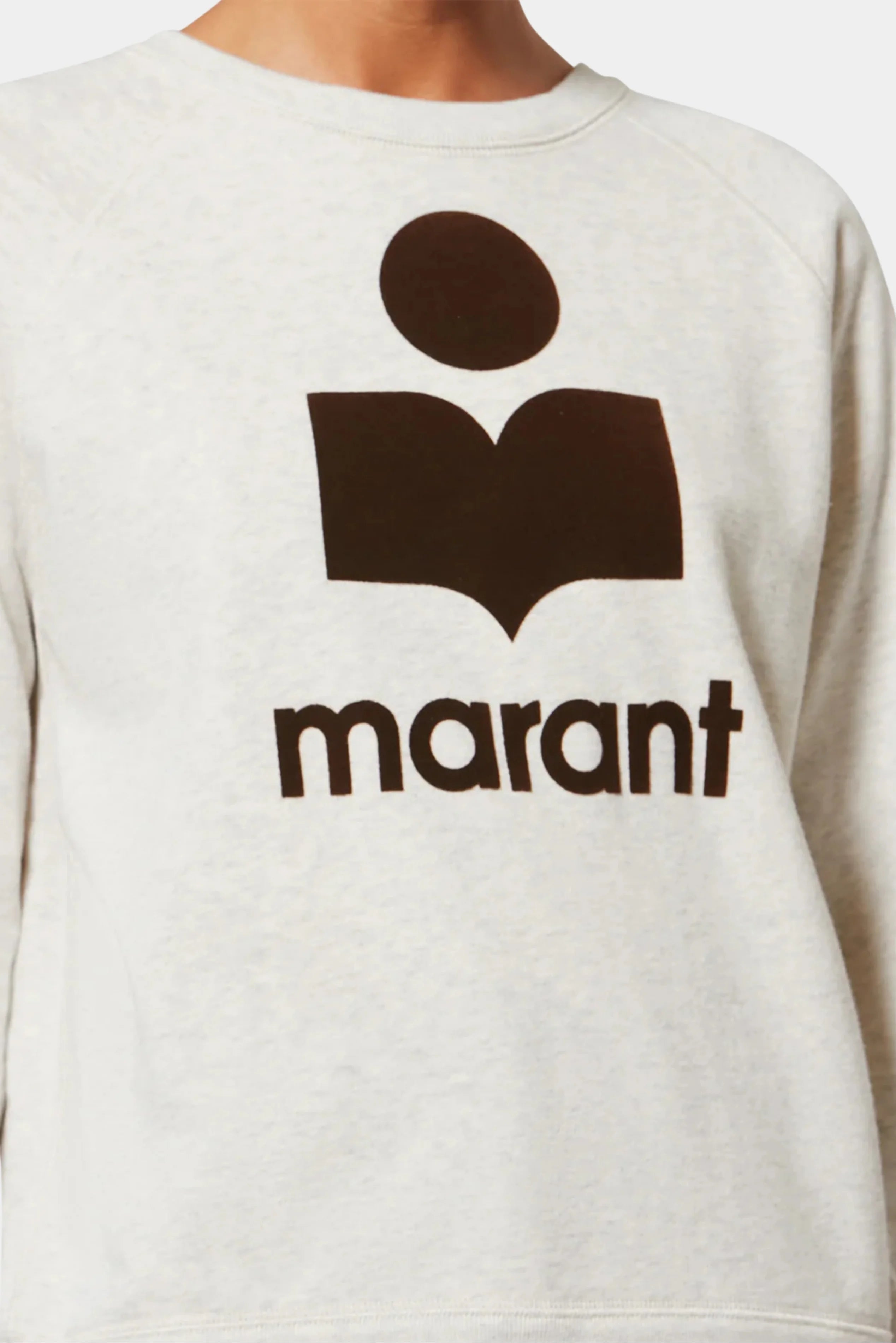 Detalhe do logo marrom Marant em moletom mescla claro Isabel Marant