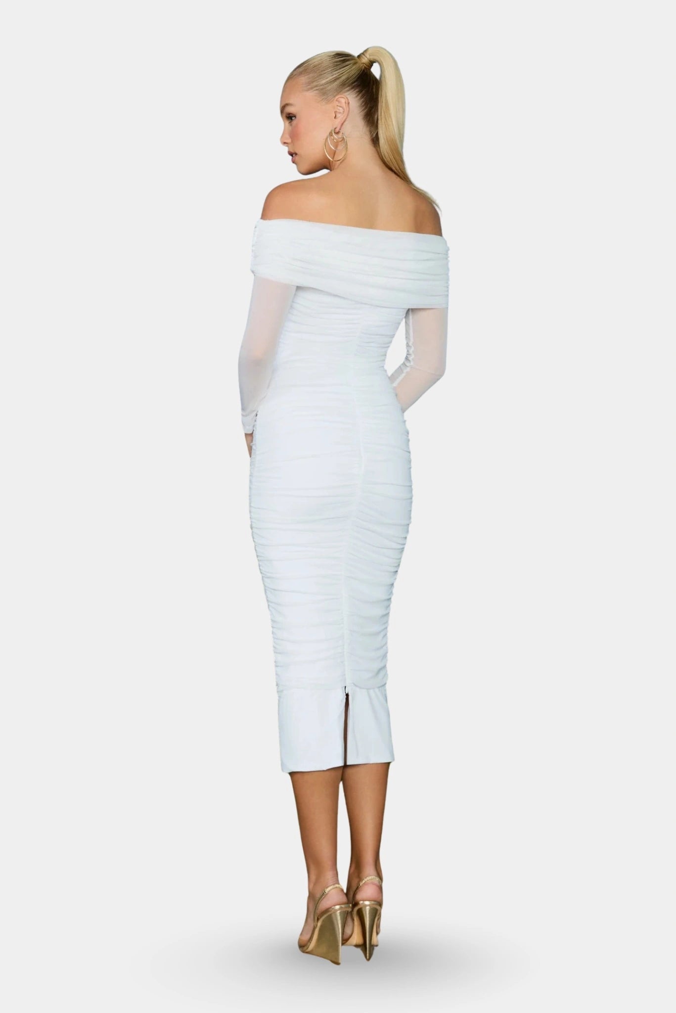 Vista traseira do Vestido Midi Lola off white com mangas em tule e modelagem ajustada