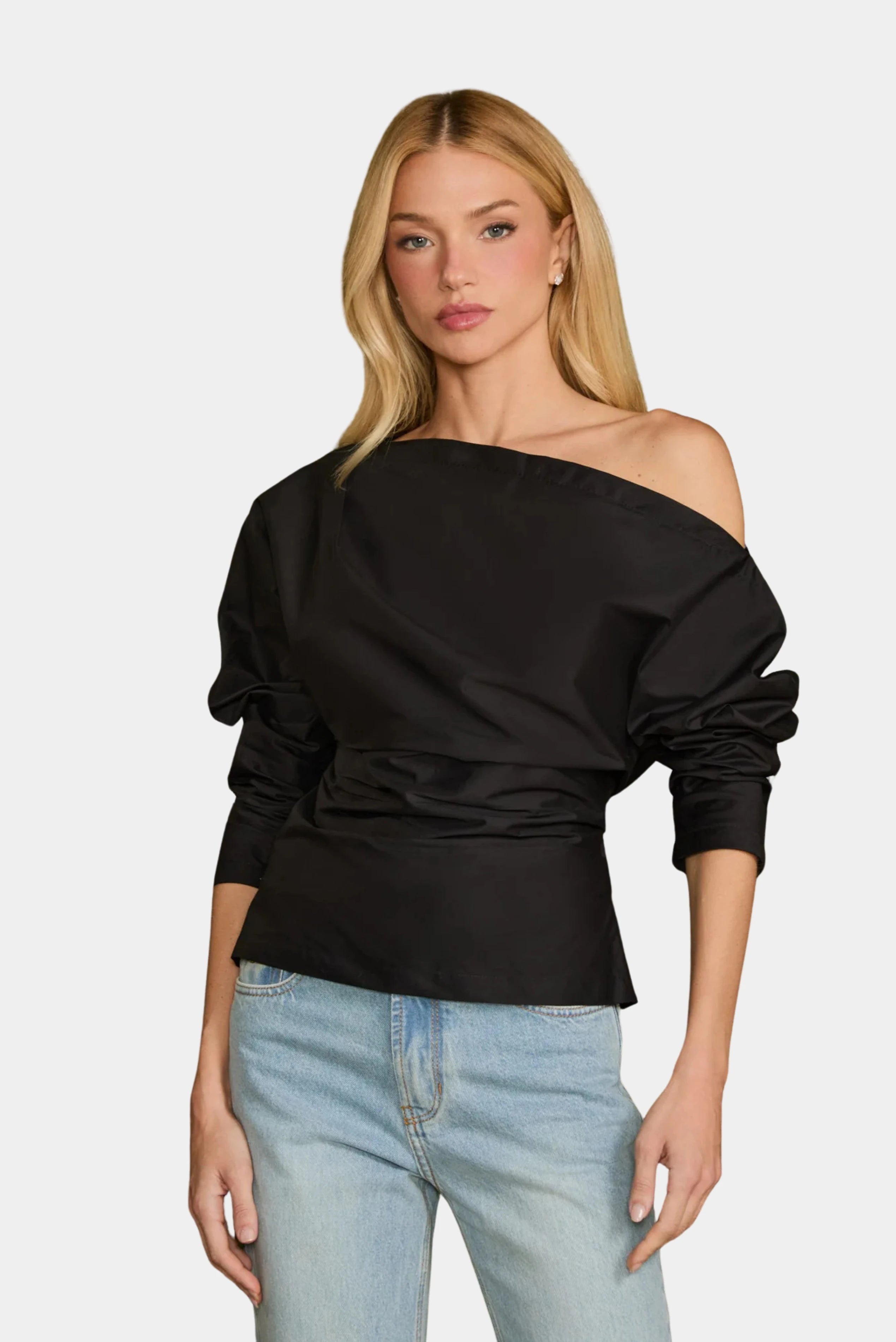 Blusa Sara preta em tricoline com decote ombro a ombro e modelagem acinturada