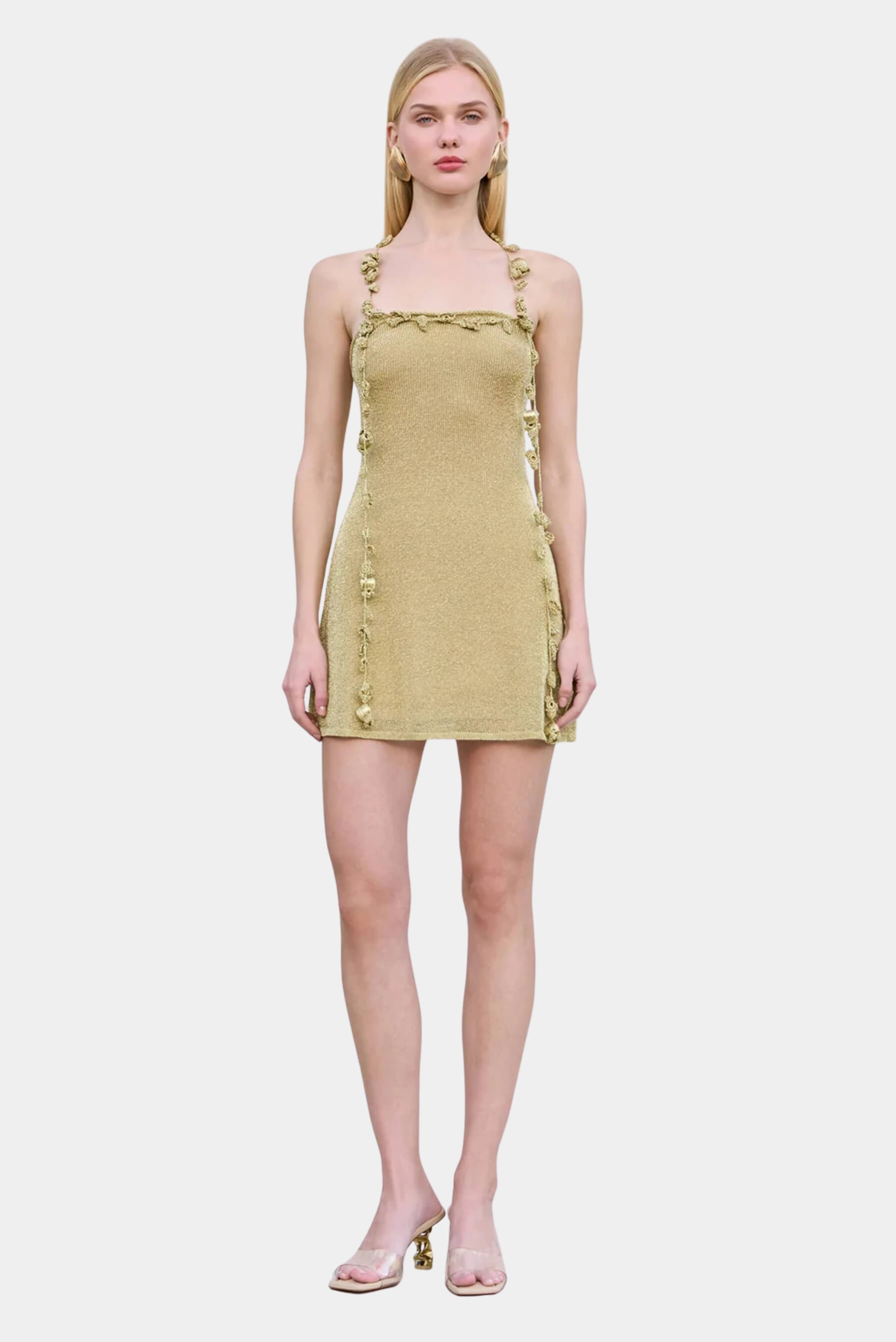 Vestido curto dourado Cult Gaia em malha metálica com alças finas e aplicação artesanal