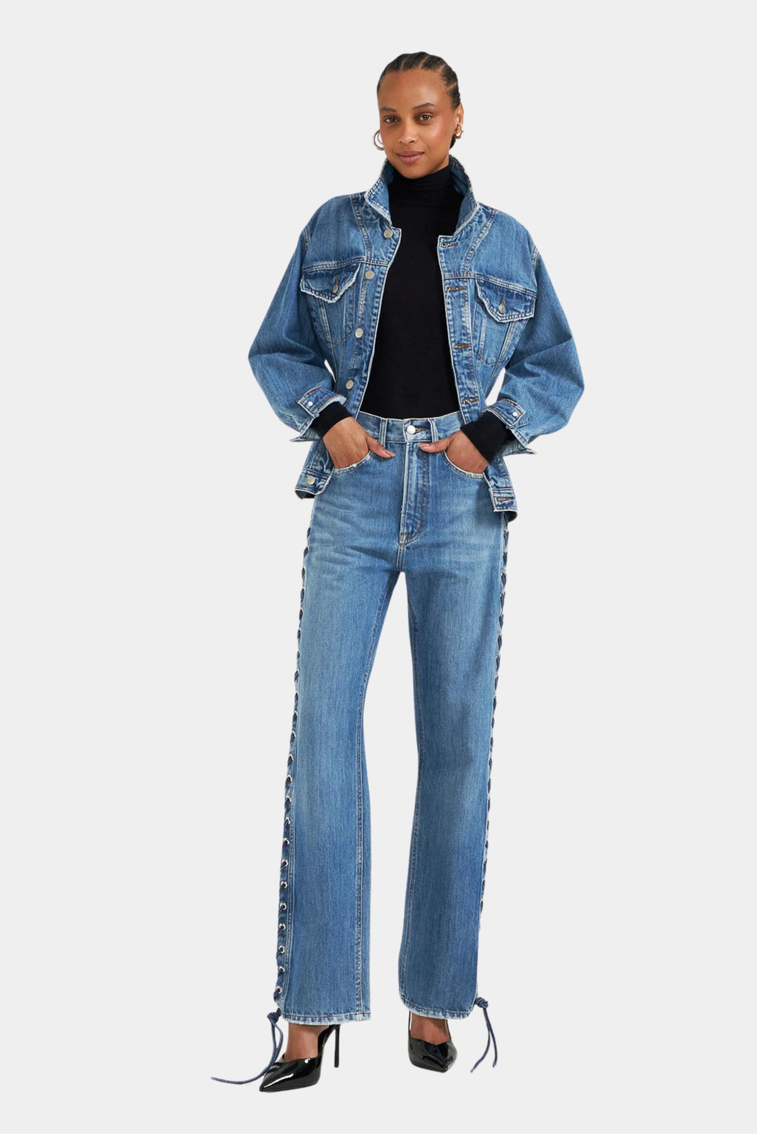 Modelo usando jaqueta jeans azul com modelagem estruturada e cintura marcada