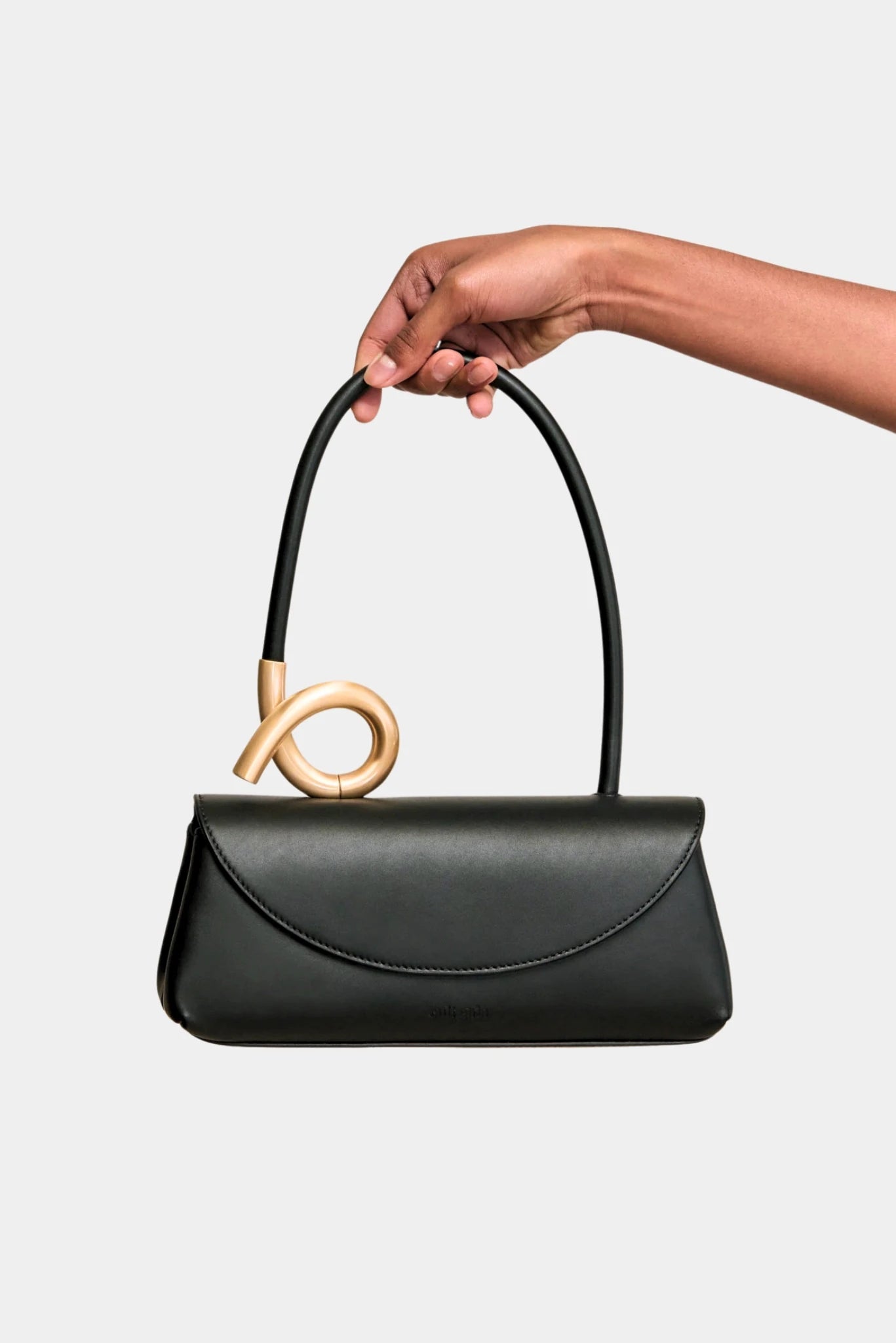 Bolsa de ombro Cult Gaia preta com acabamento liso e ferragem metálica orgânica