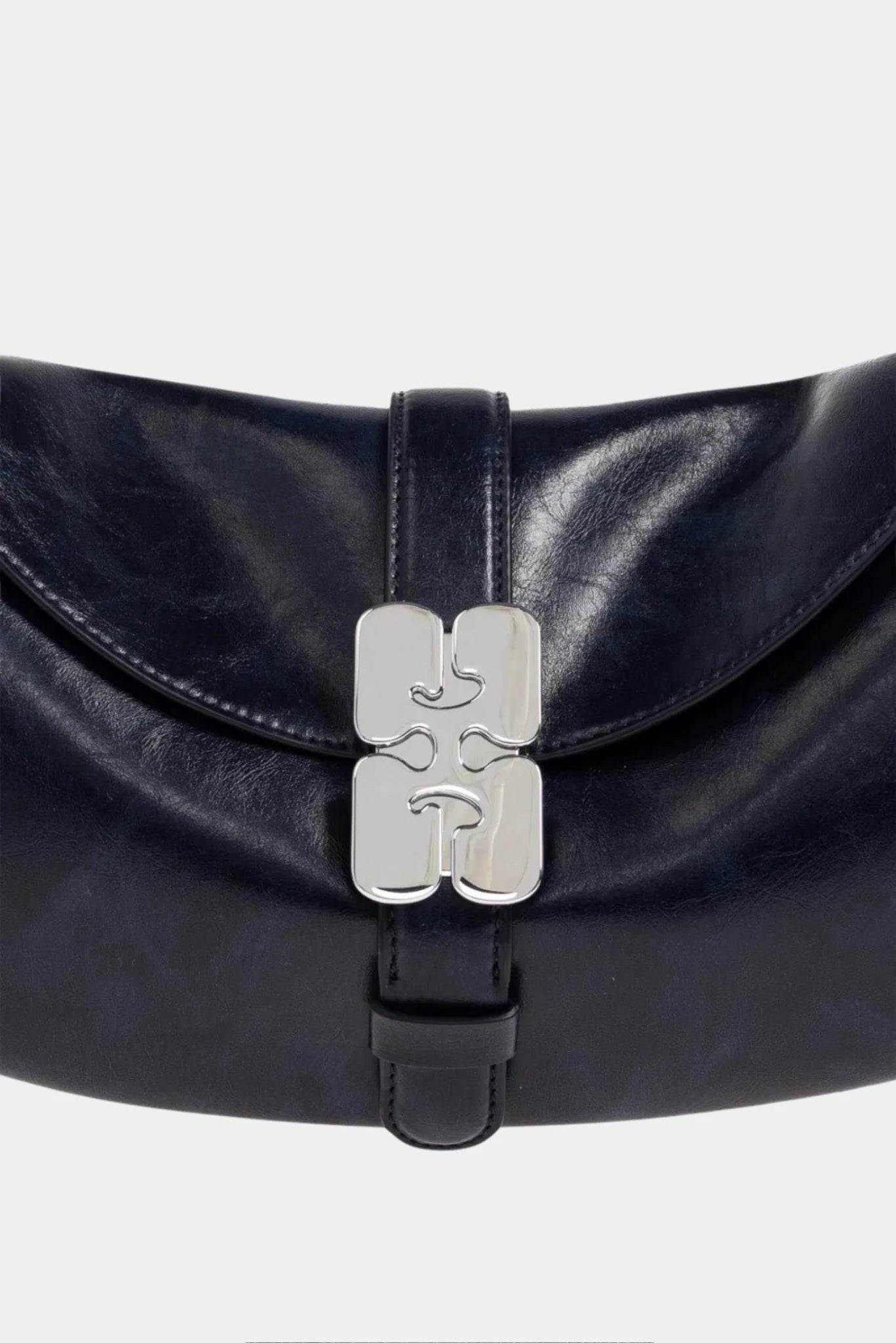 Detalhe do fecho metálico frontal da bolsa Ganni Kat Baguette azul-marinho