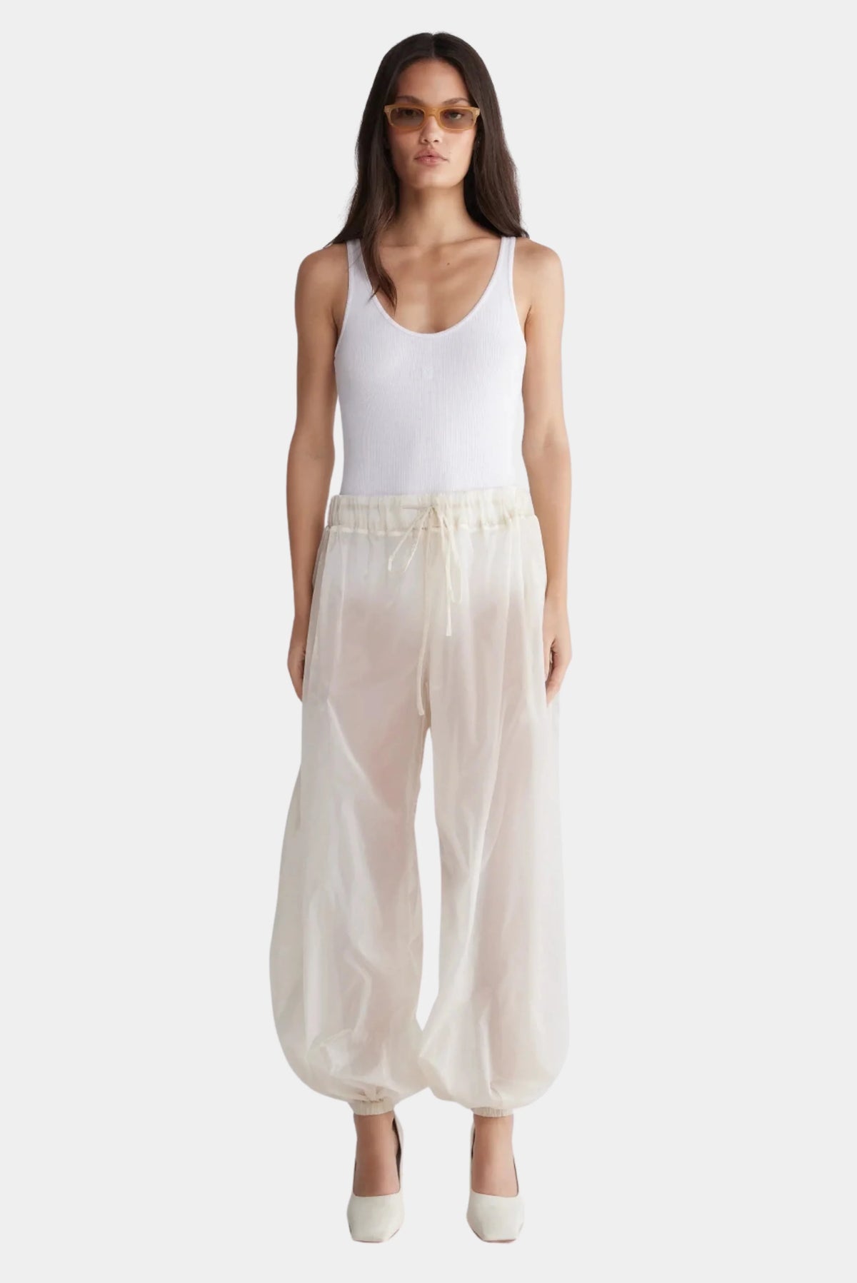 Calça Layer Francesca off-white com volume amplo, cós de amarração e barra ajustada