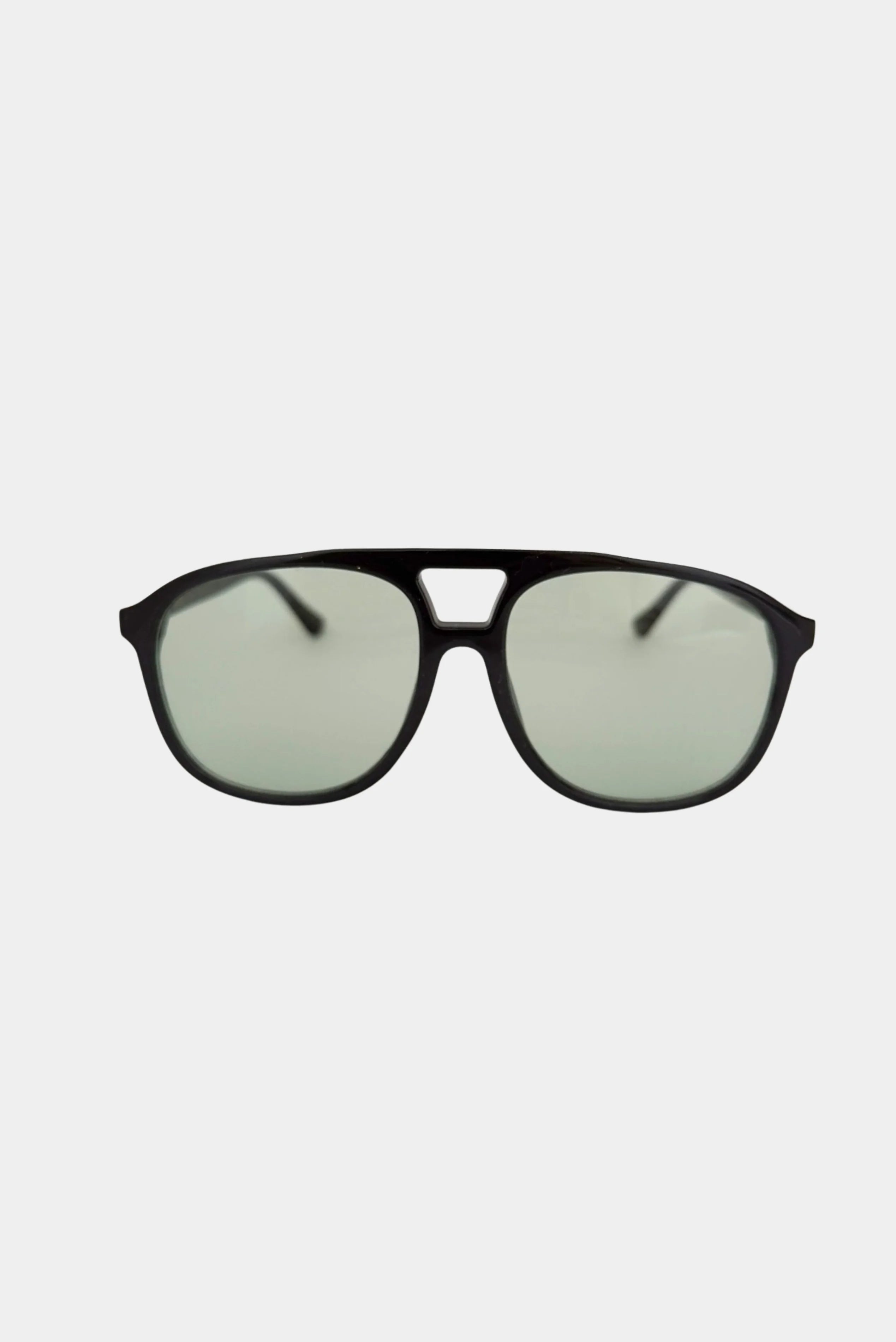 Óculos de sol retangular Cher MR com armação preta e lentes verde-claro, vista frontal
