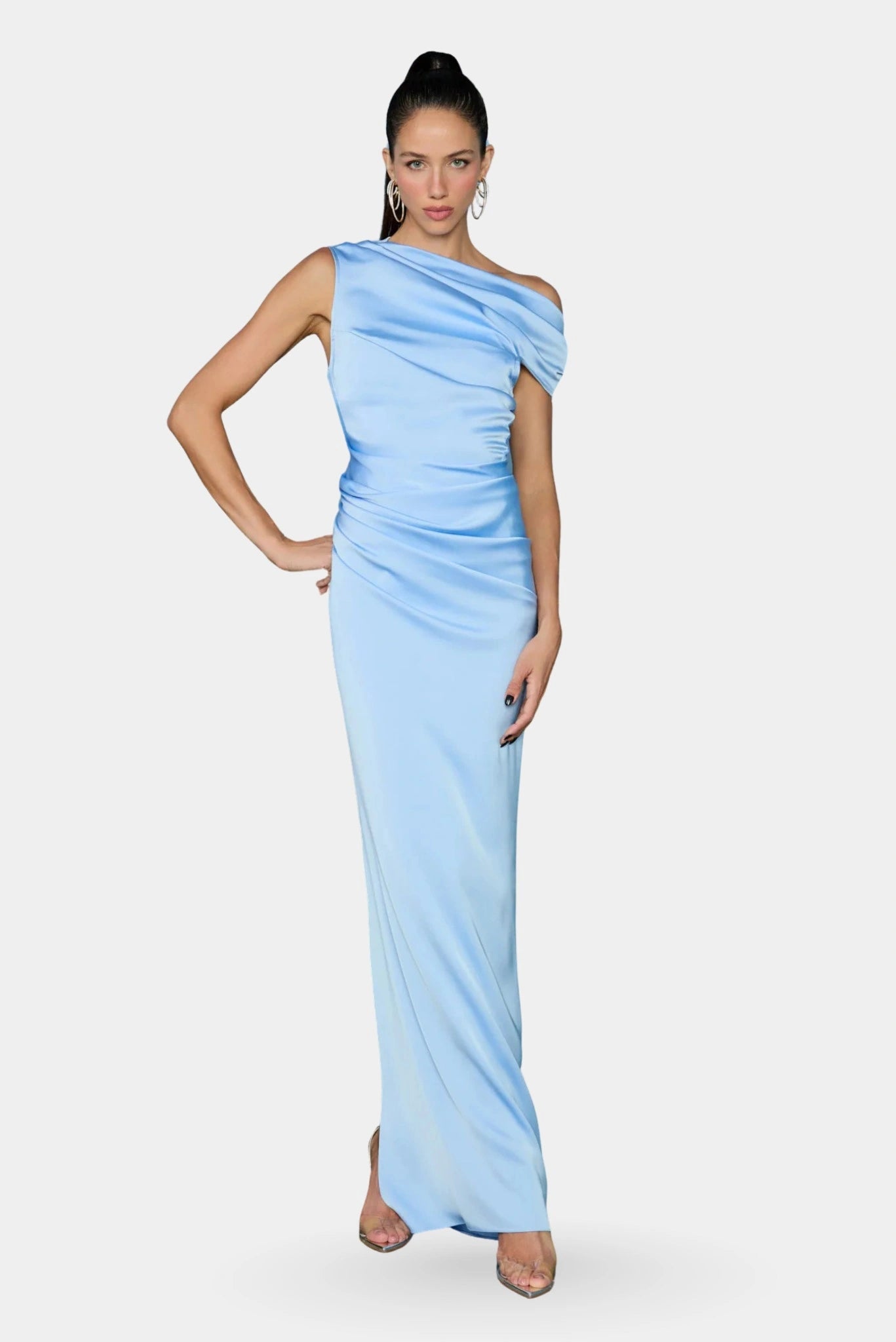 Modelo usando Vestido Longo Kate Fabulous azul claro com decote assimétrico