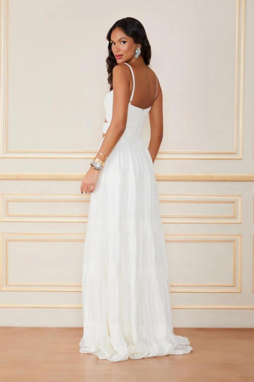 Costas do Vestido Longo Leah Fabulous branco com alças finas e saia fluida