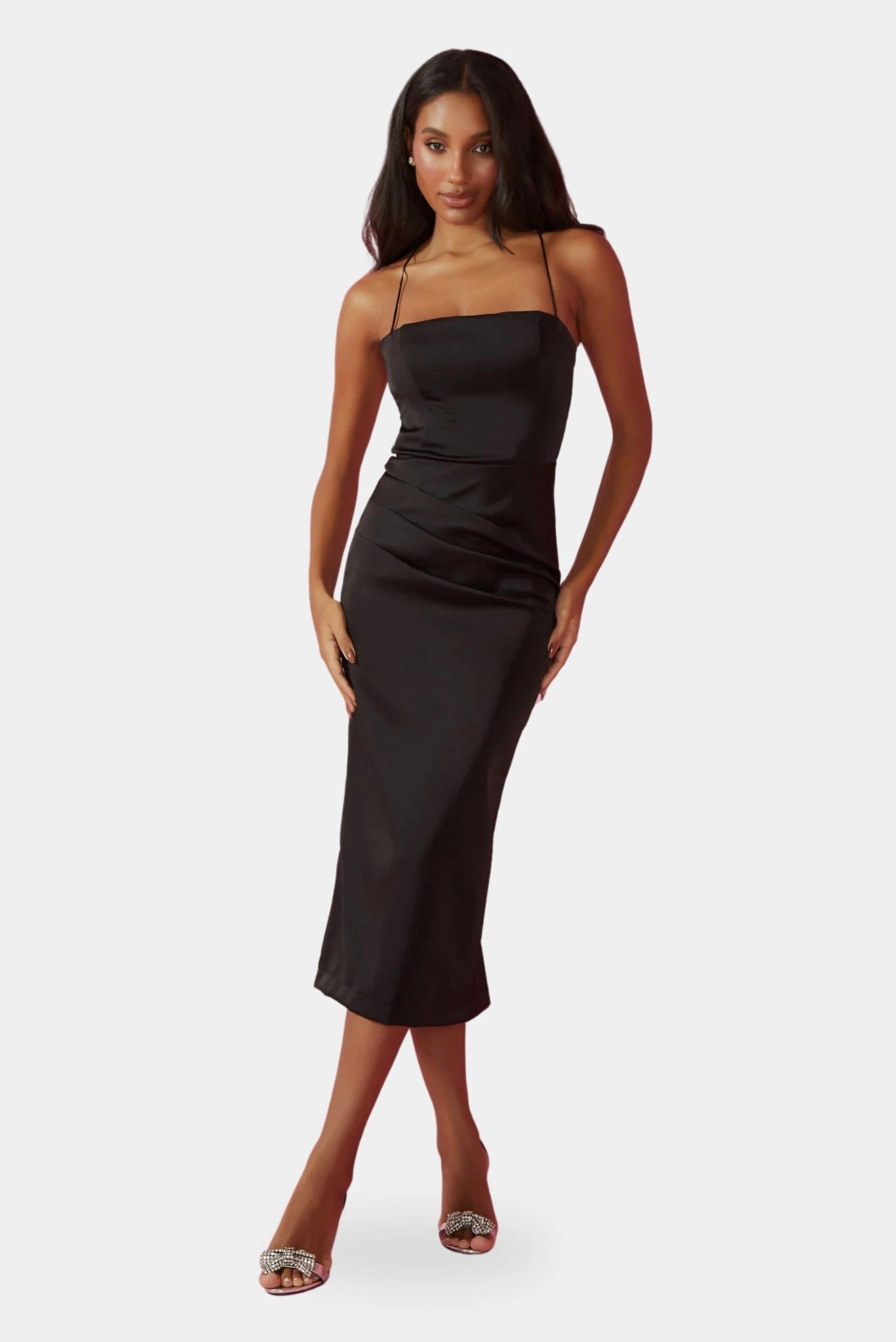 Vestido Midi Hanna Fabulous preto com silhueta reta, alças finas e detalhe drapeado