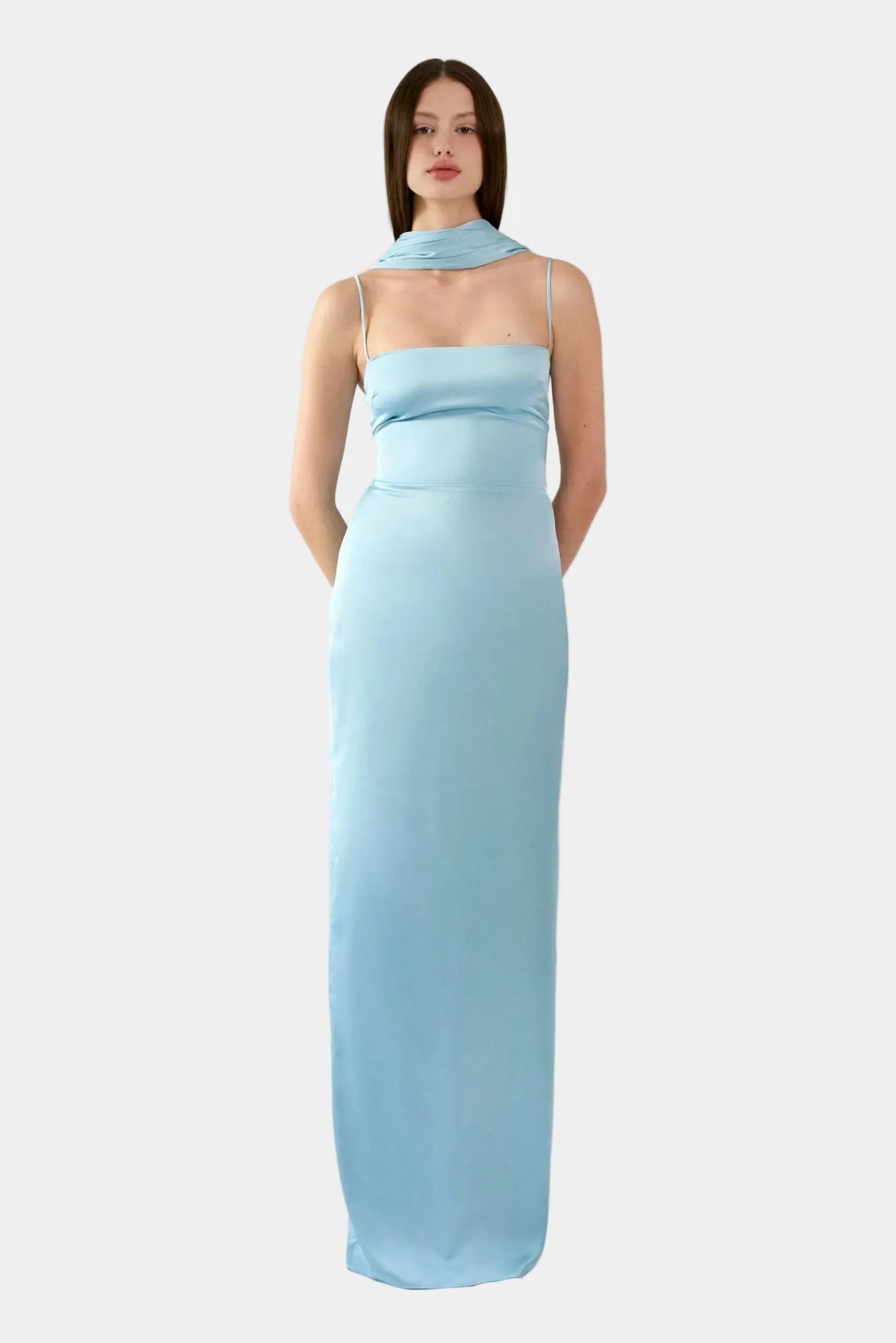 Vestido de festa longo azul-claro com modelagem ajustada, alças finas e detalhe de echarpe integrada