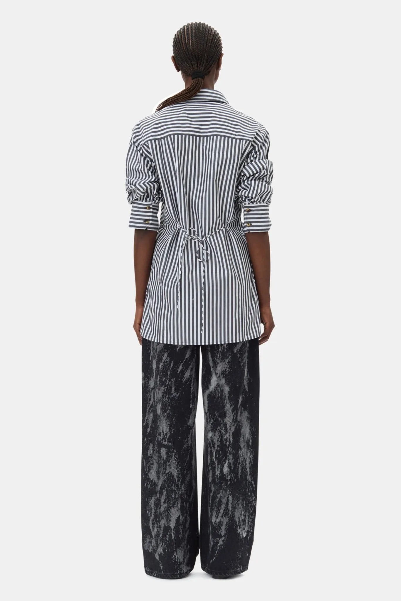 Camisa Ganni listrada com cordão ajustável nas costas e modelagem alongada
