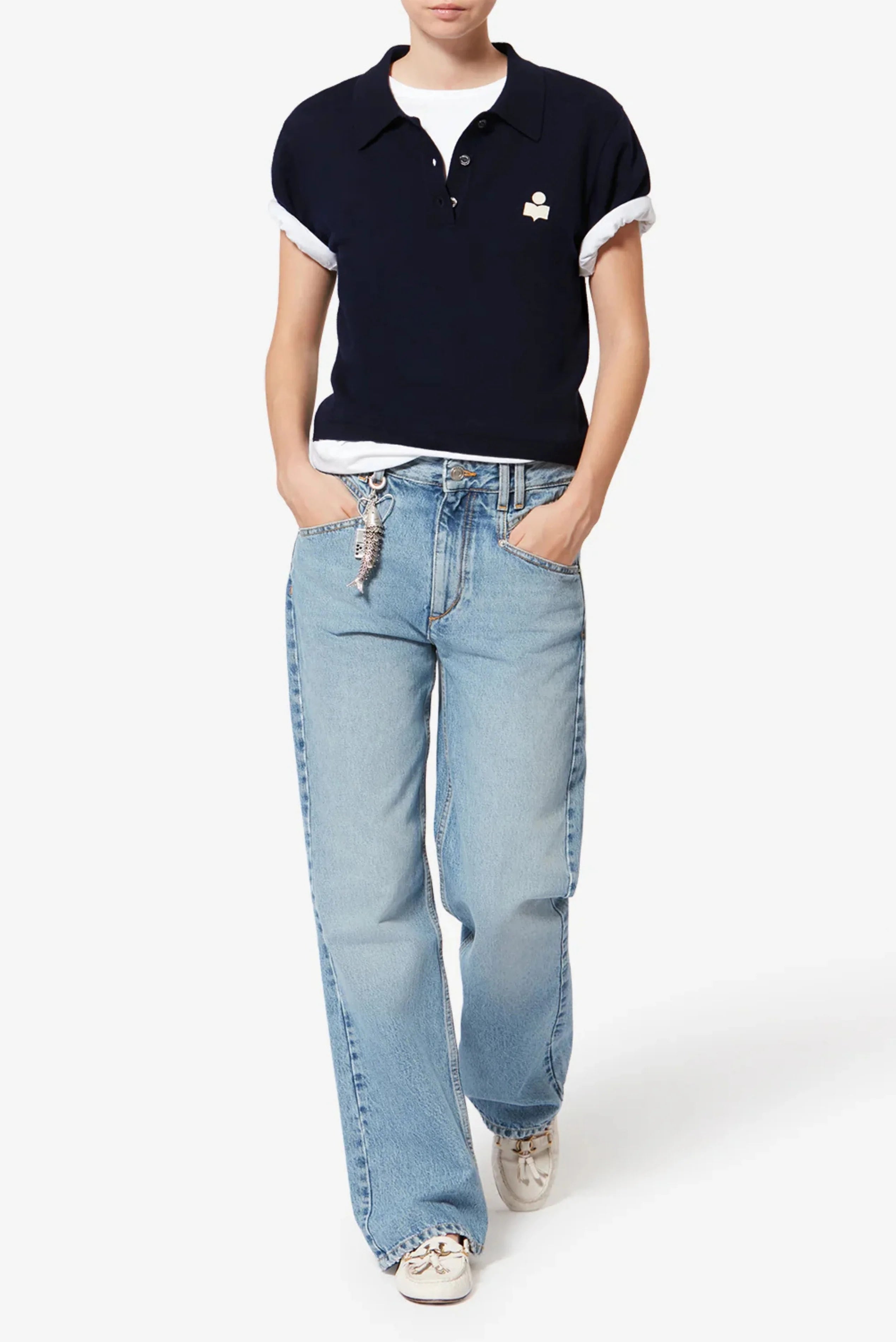 Polo de tricot azul-marinho Isabel Marant combinada com jeans claro de modelagem ampla