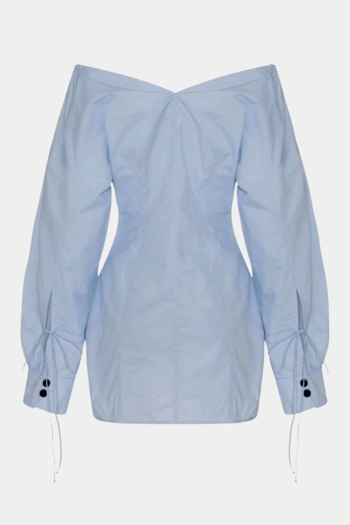 Costas de vestido curto azul claro com decote ombro a ombro e mangas longas bufantes
