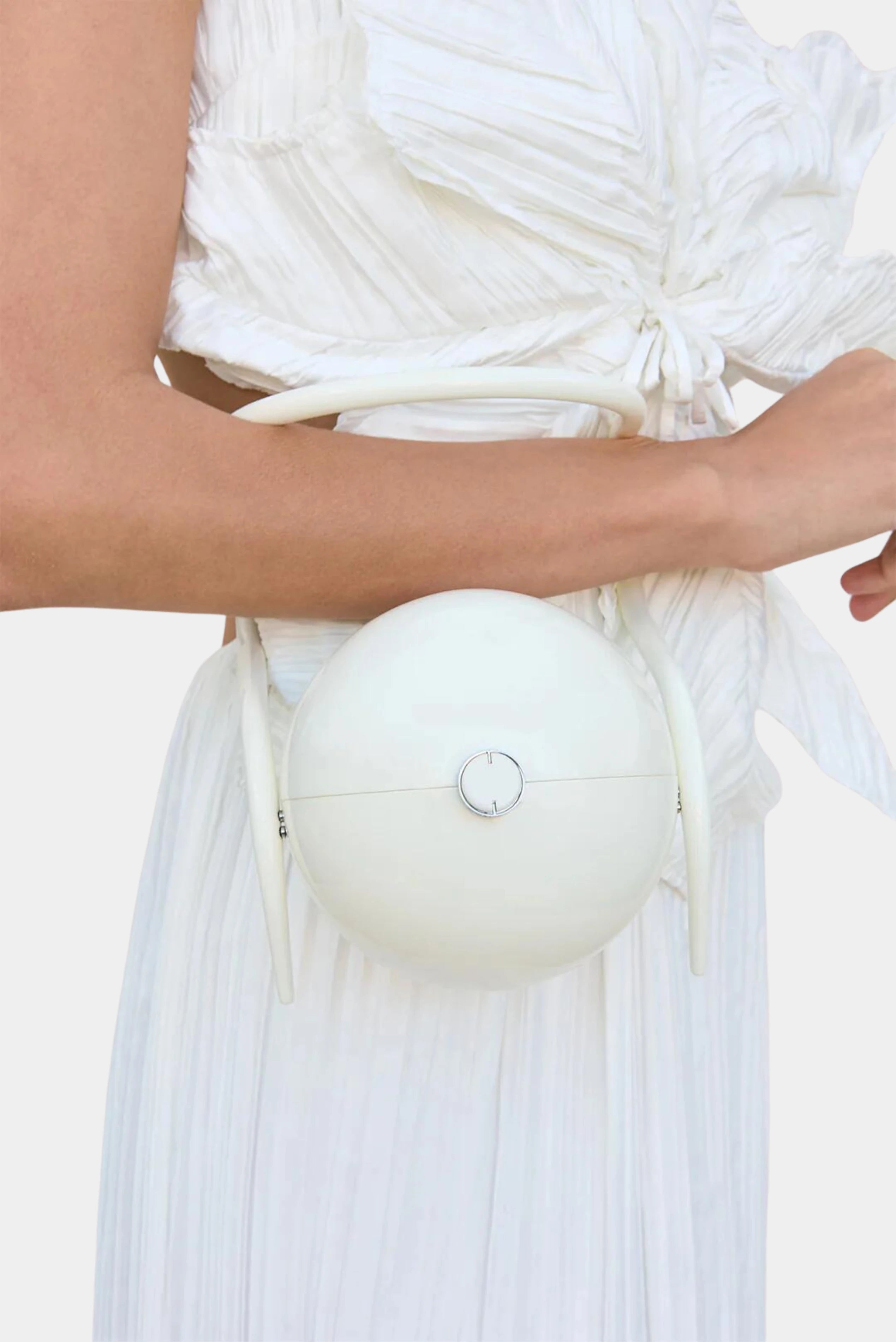 Bolsa Pérola Cult Gaia off-white usada com vestido branco plissado