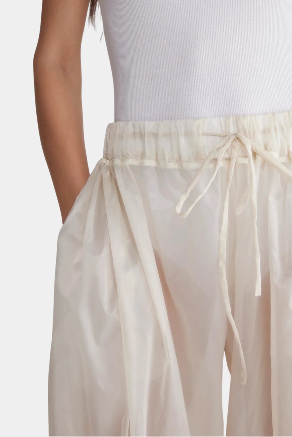 Detalhe da Calça Layer Francesca off-white com cós elástico, amarração e bolso lateral