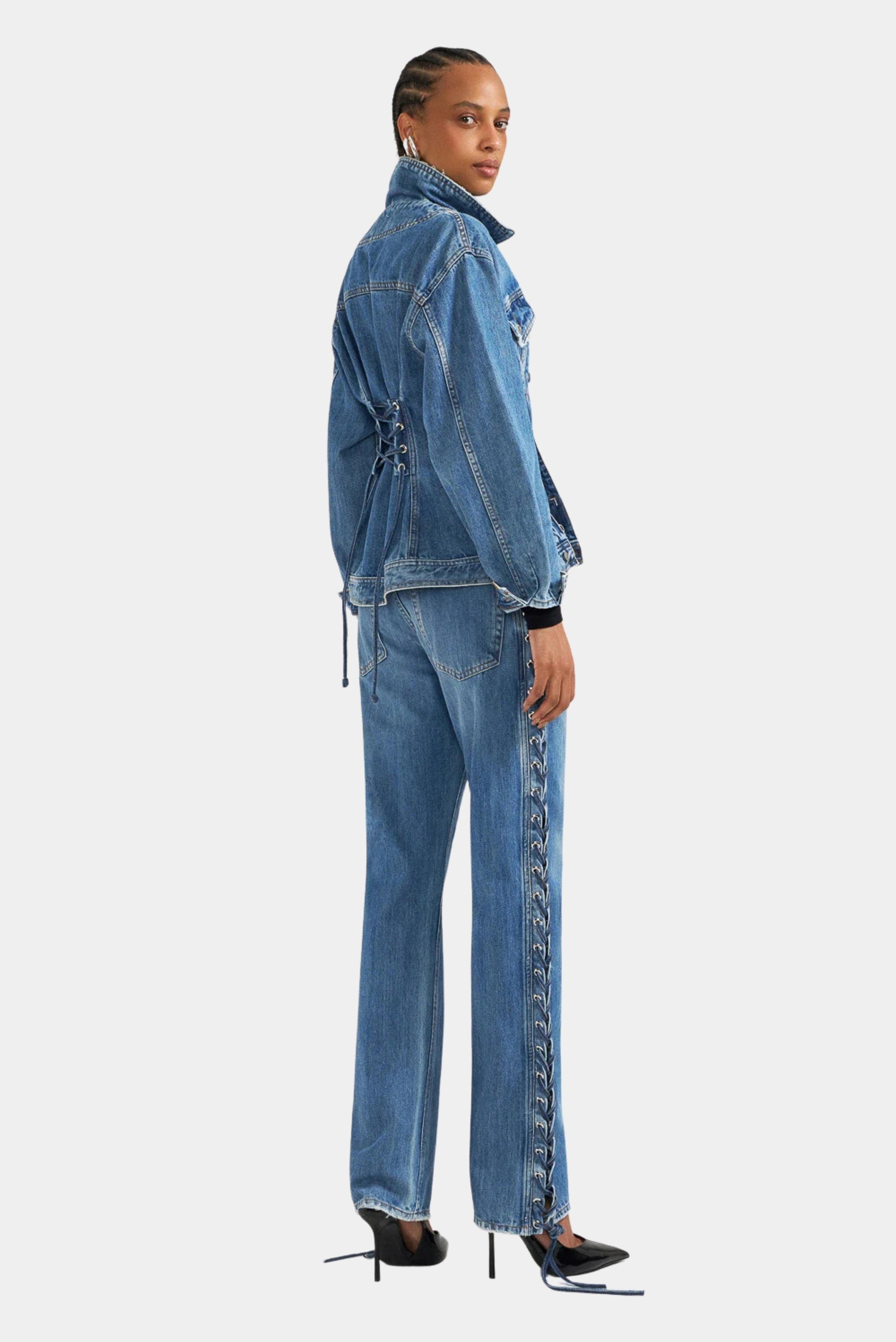 Jaqueta jeans azul com detalhe de amarração nas costas e ajuste na cintura