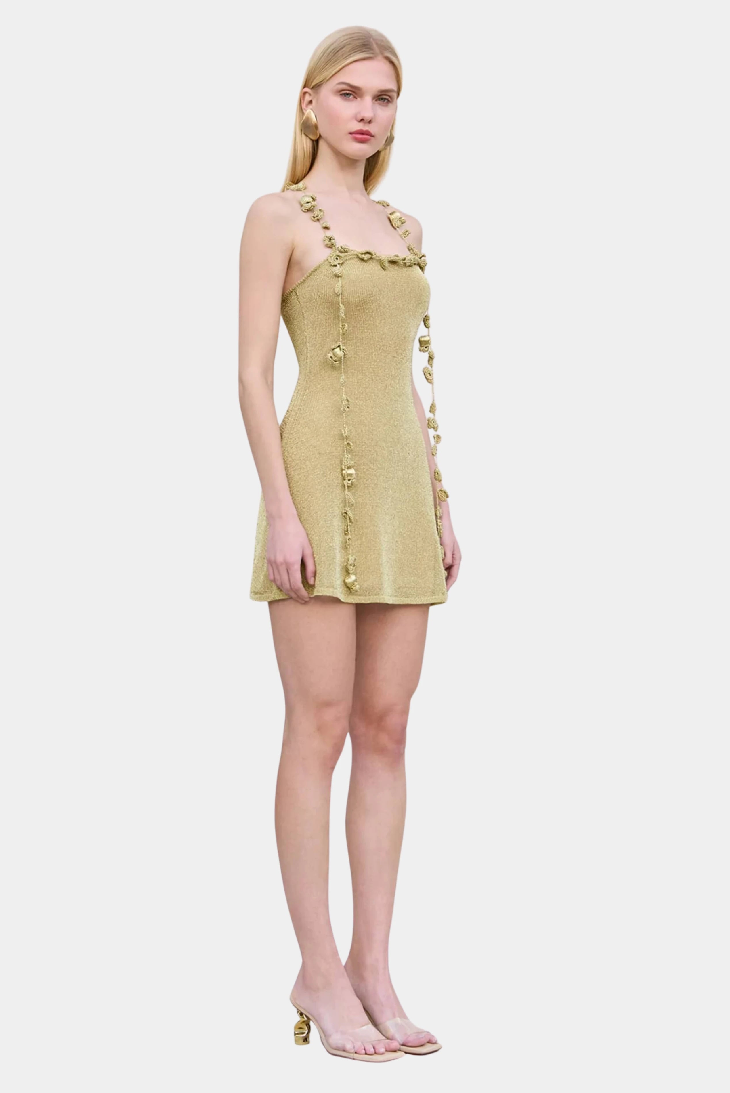 Vestido mini dourado Cult Gaia com modelagem ajustada e detalhes artesanais nas alças