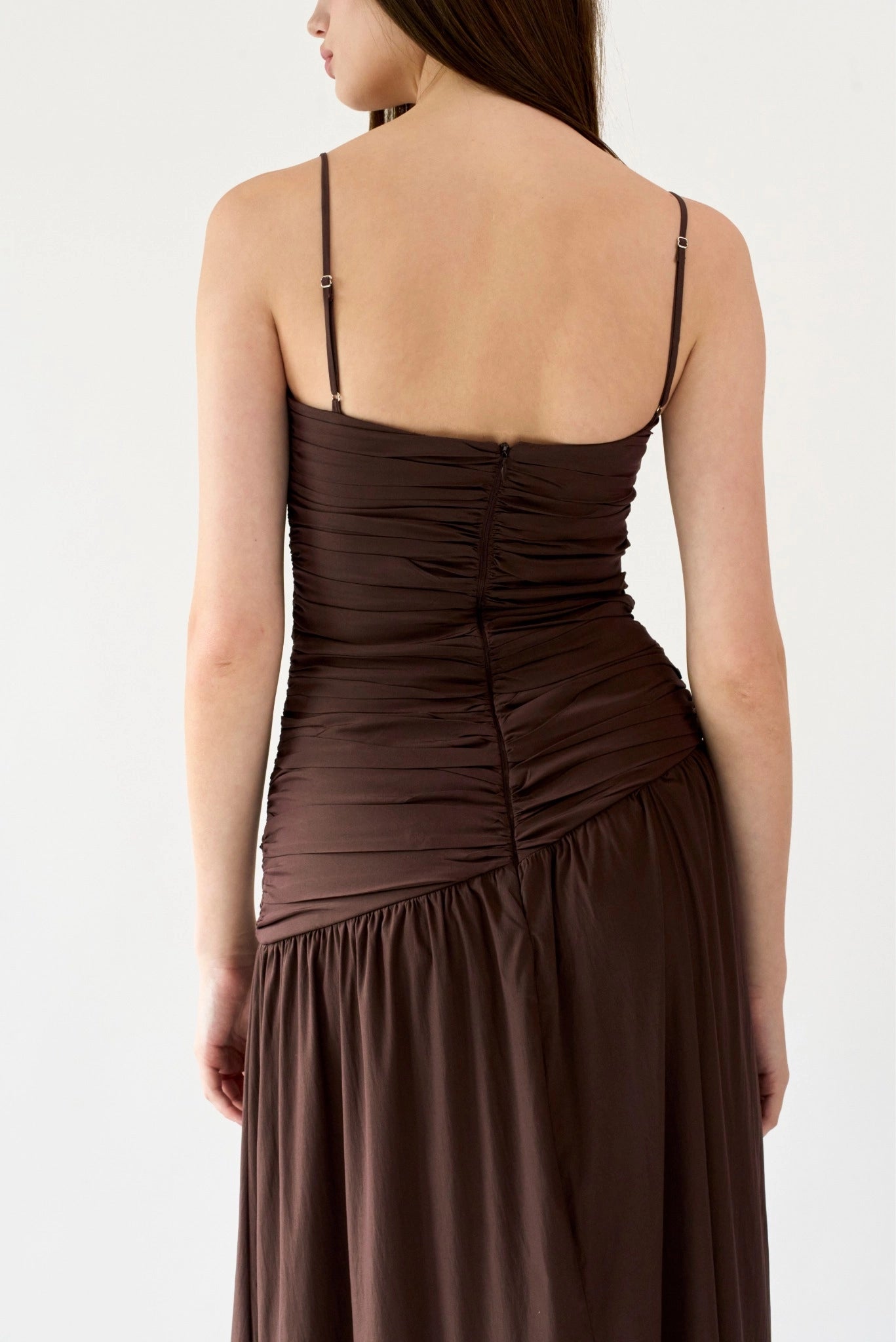 Close das costas do vestido longo Elle MR marrom com drapeado e acabamento ajustado