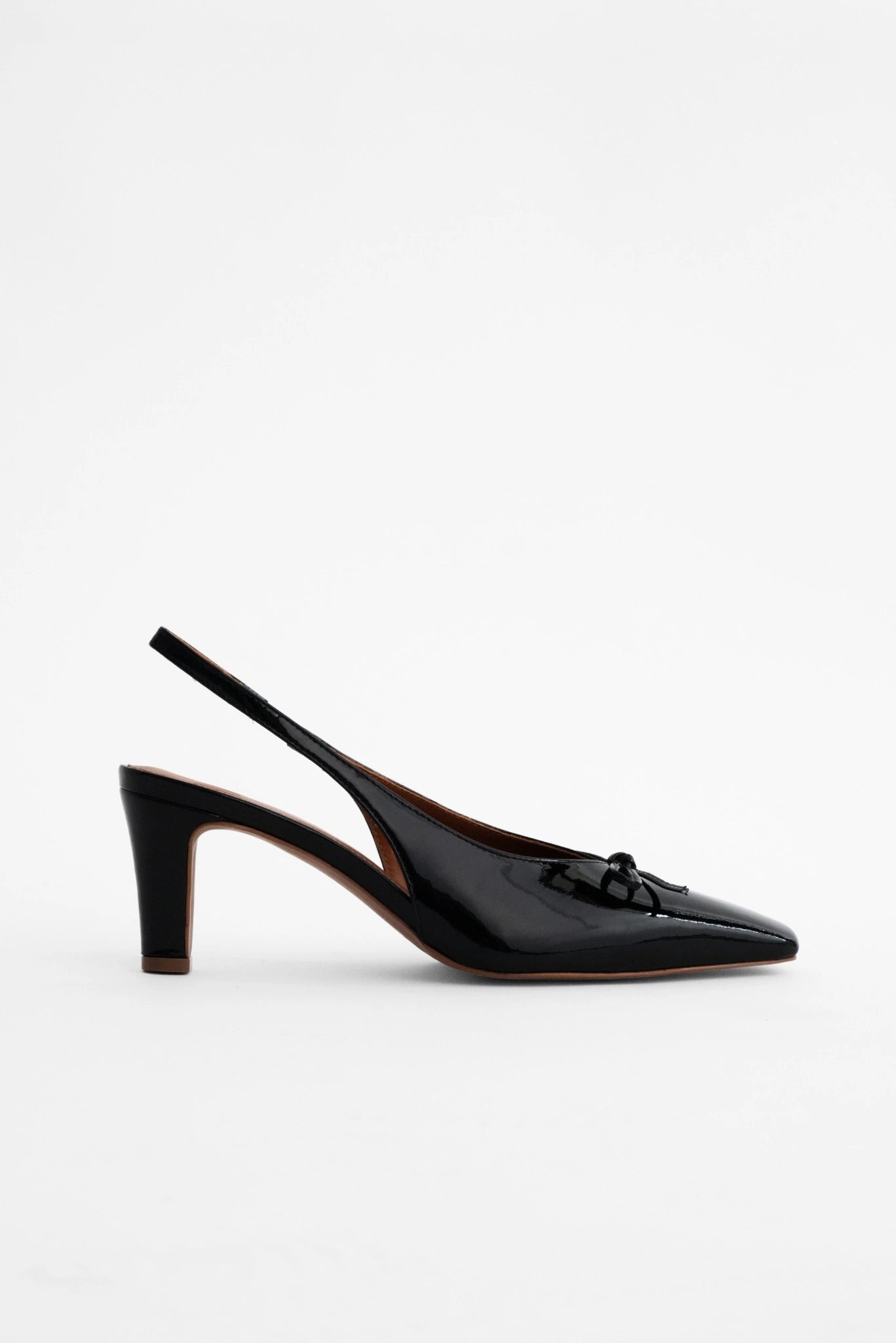 Scarpin Slingback Paris MR preto com acabamento brilhante, bico alongado e salto médio