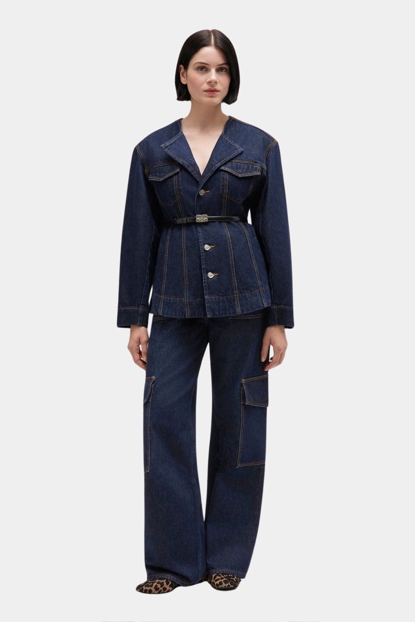Modelo usando calça jeans Ganni Angi reta azul-escuro com bolsos utilitários