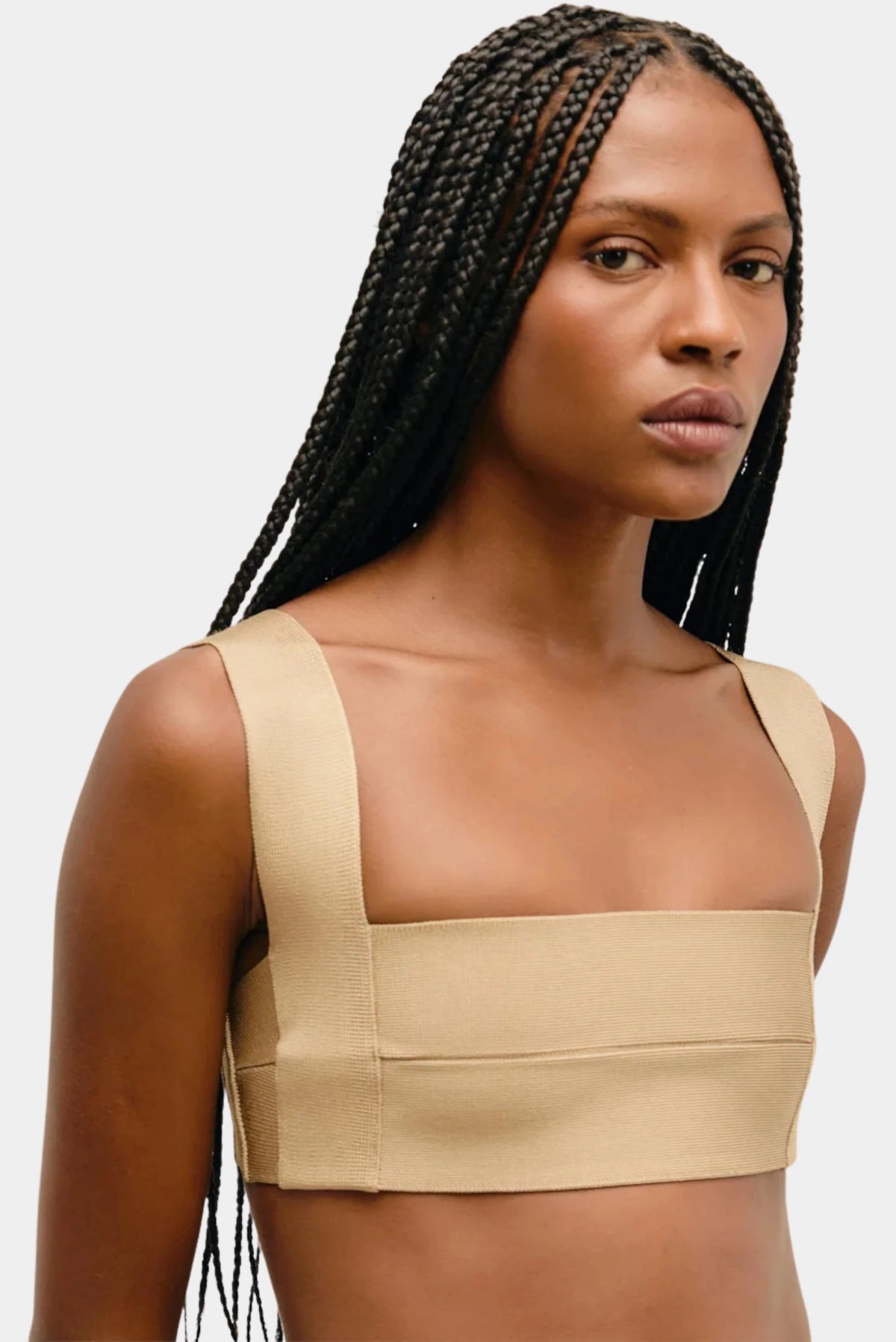 Top Alça Larga Tricot Haight bege em detalhe com decote quadrado e acabamento estruturado