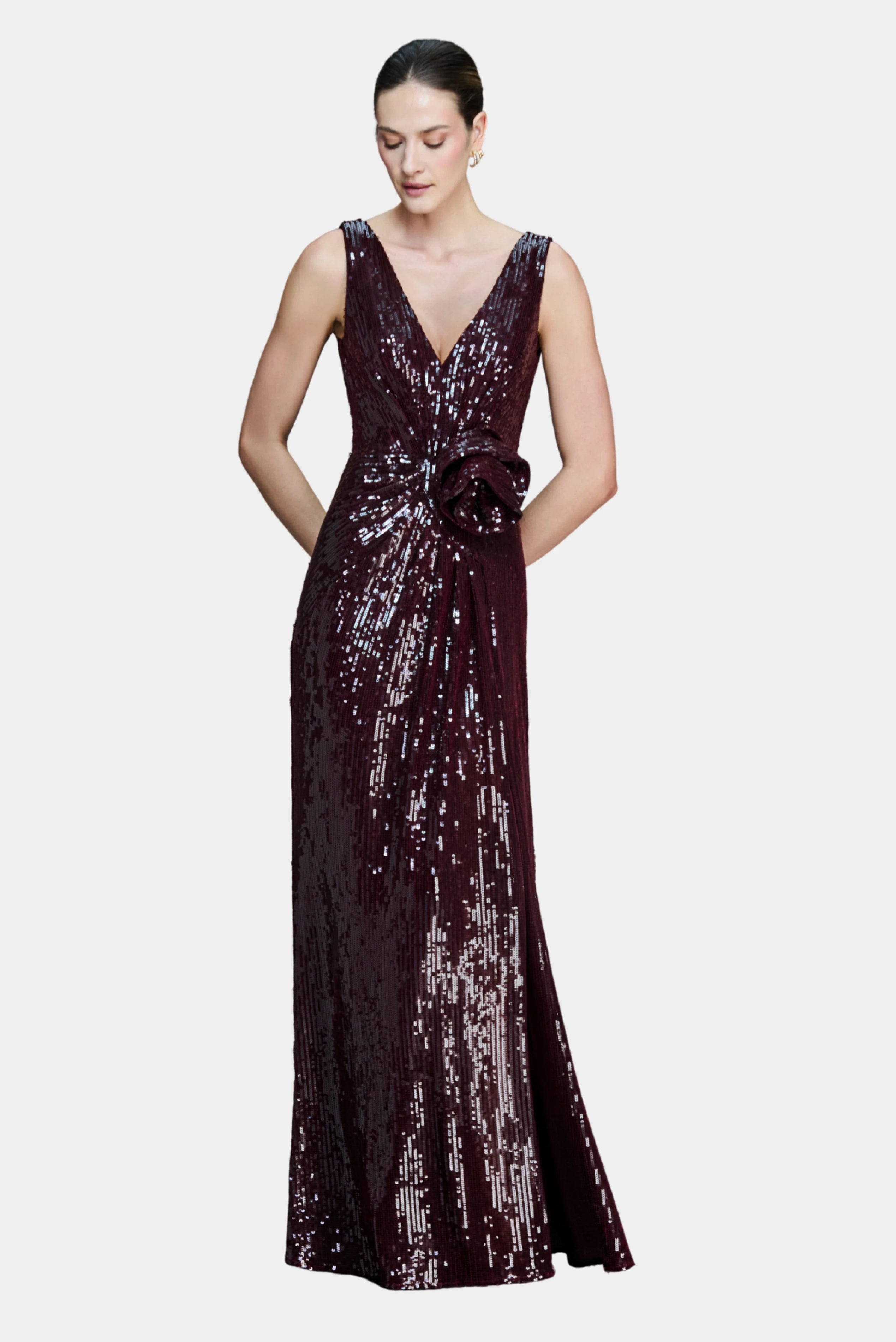 Modelo veste vestido sereia vinho em paetês com decote V e flor aplicada na cintura