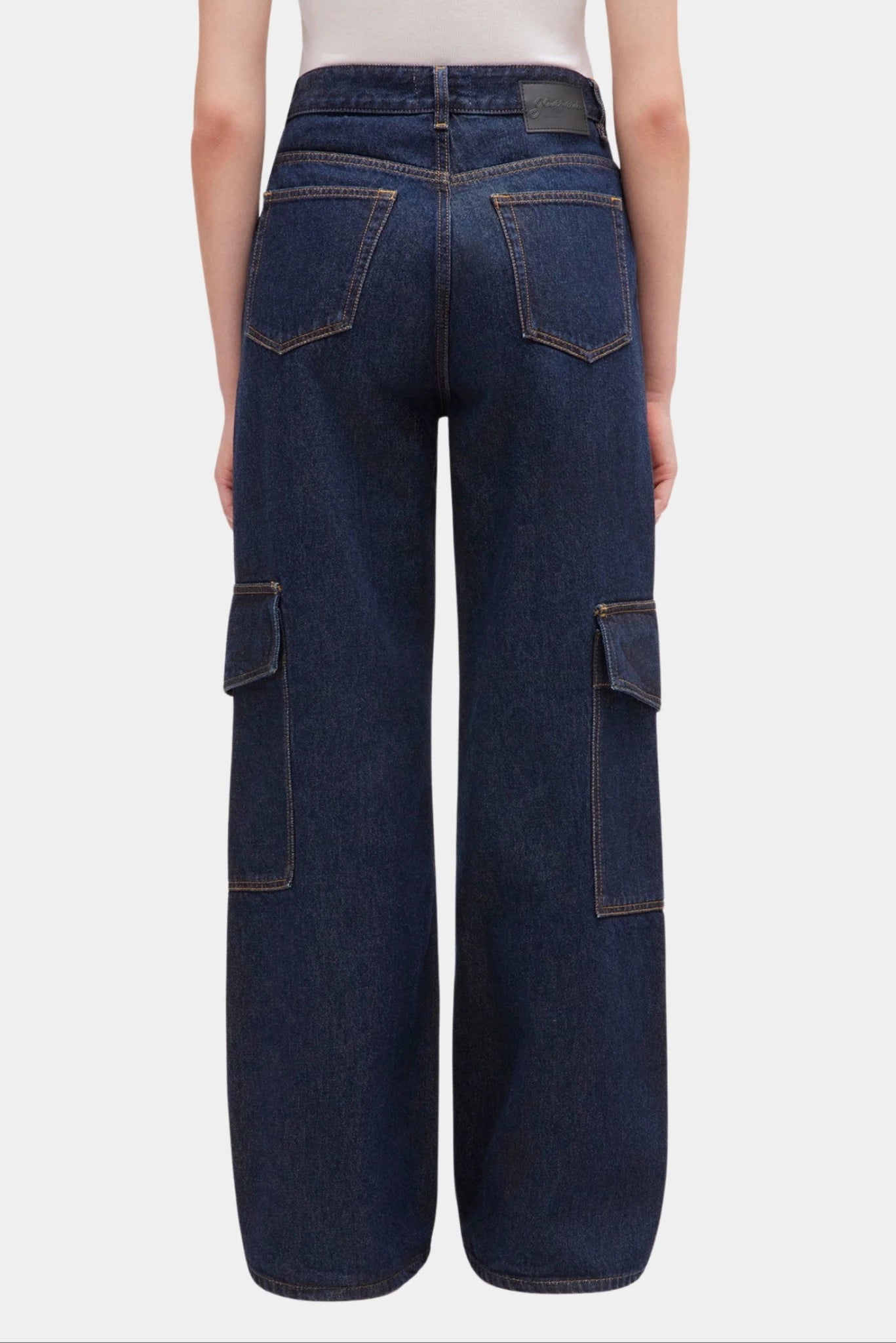 Vista traseira da calça jeans Ganni Angi reta azul-escuro com bolsos cargo laterais