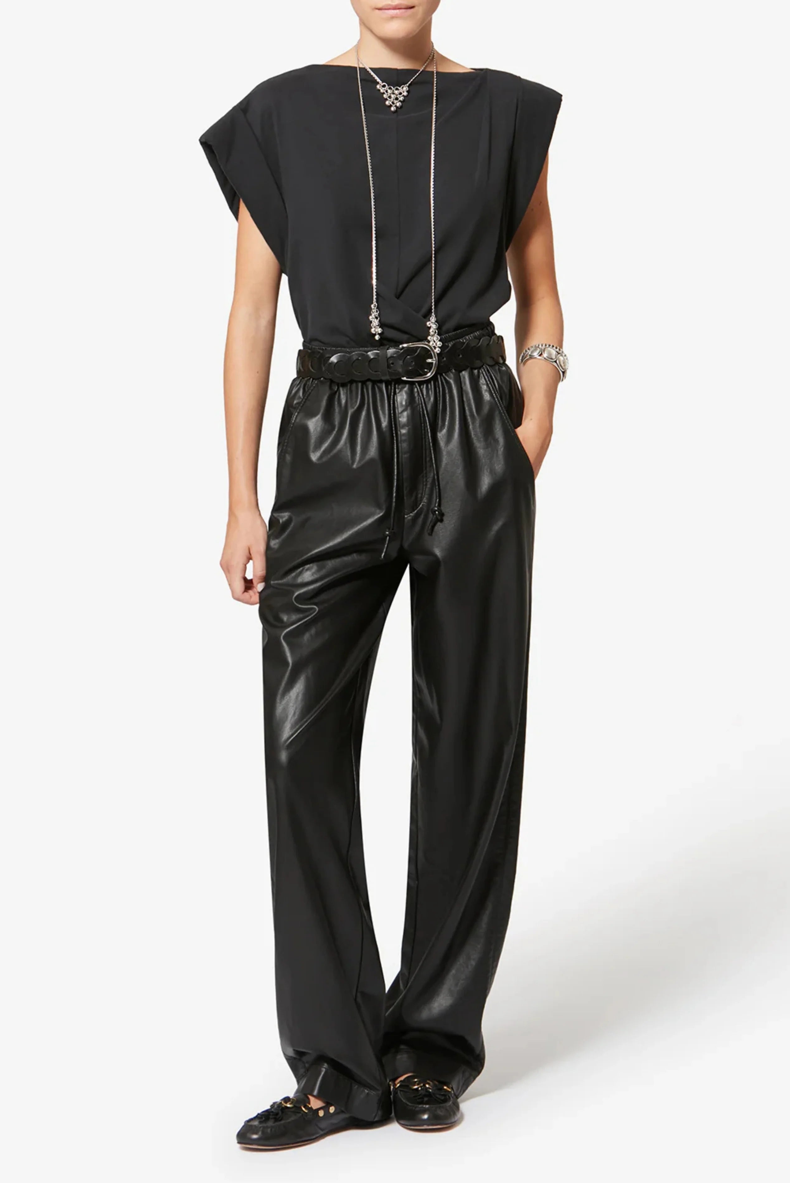 Calça de couro preta Isabel Marant em look feminino com cintura alta e modelagem ampla