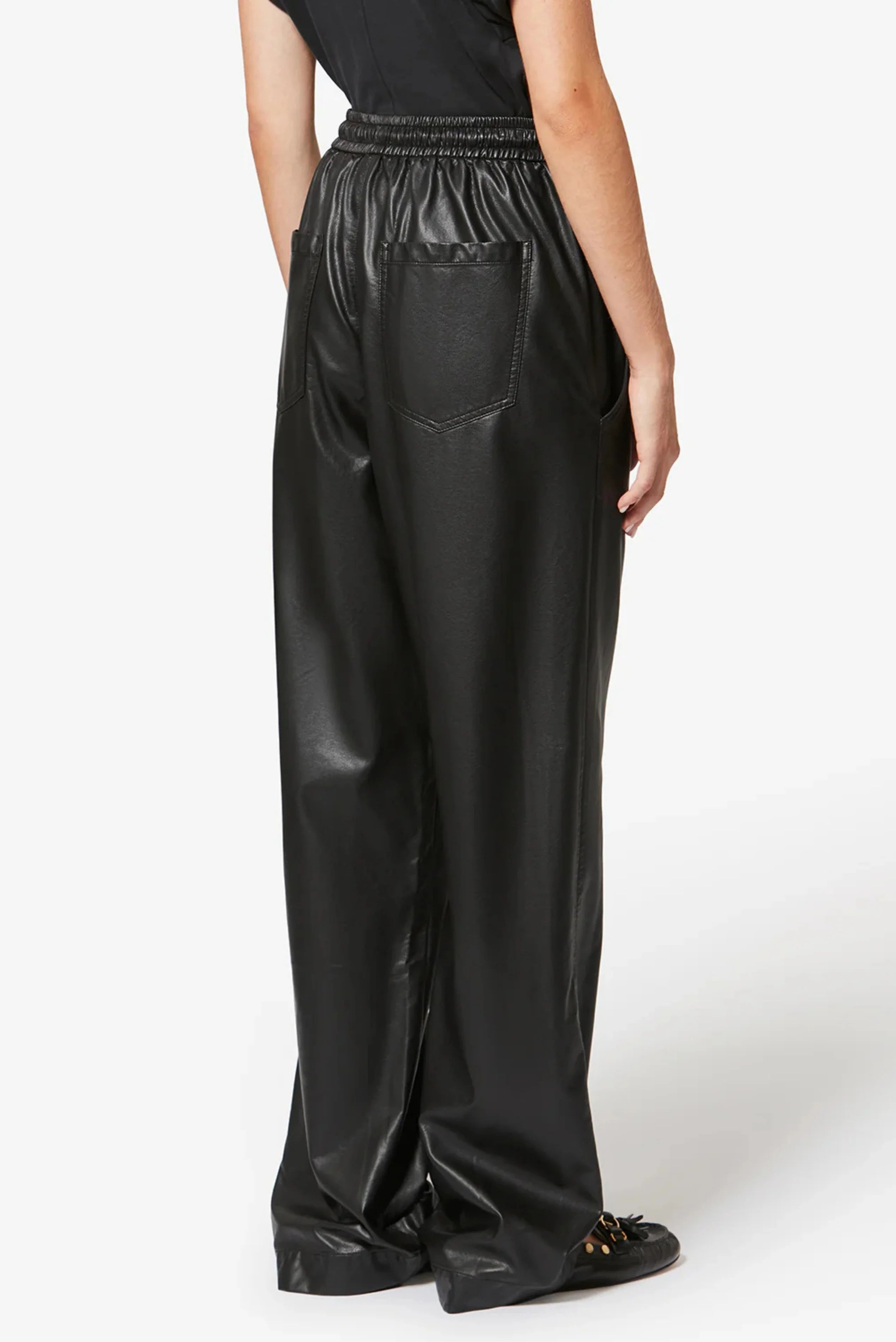 Costas da calça de couro preta Isabel Marant com bolsos aplicados e modelagem ampla